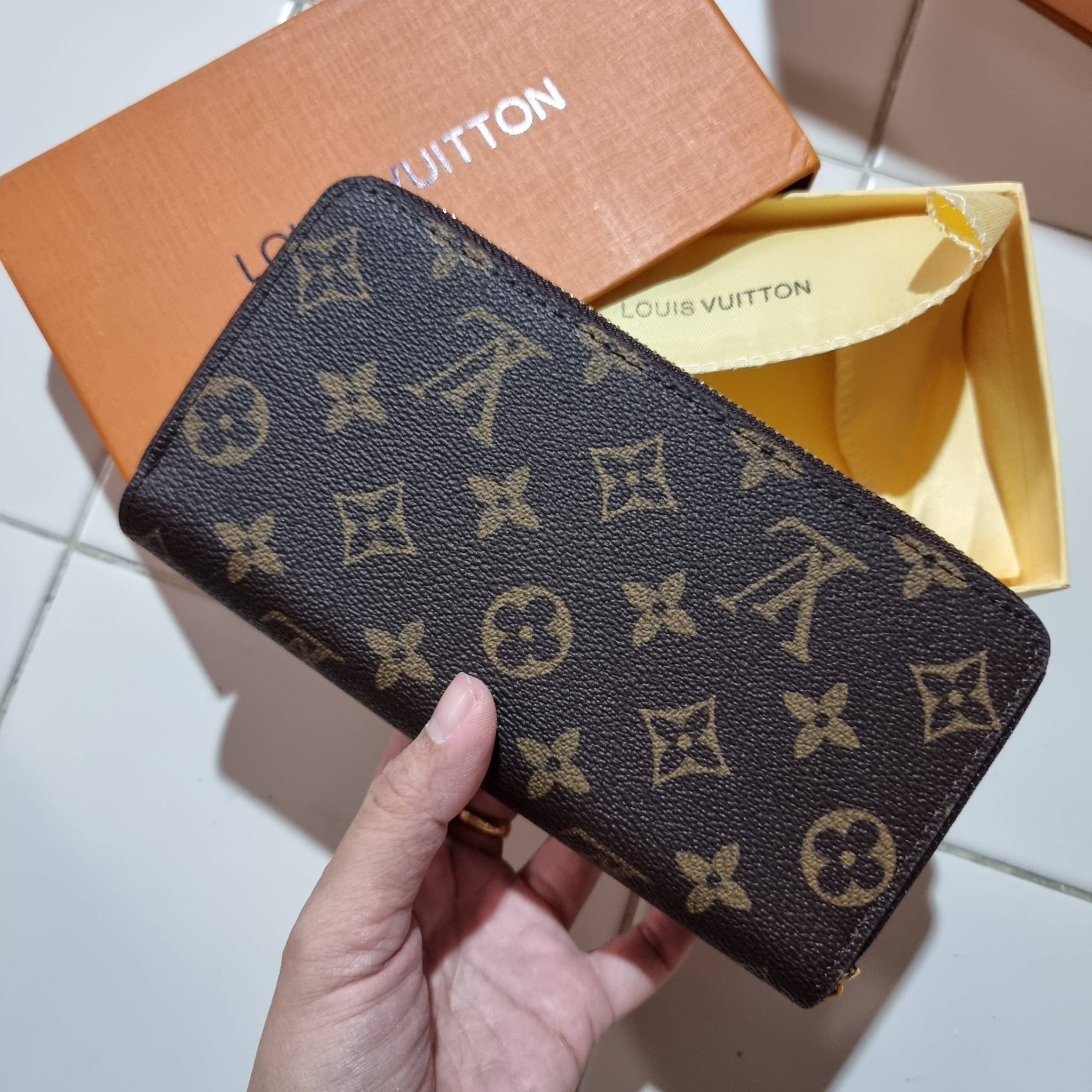 2ซิปก็ต้องมาแล้วแหละ!! IN STOCK แล้ว!! ด่วน!! เตือนแล้วน้า!!! LV long wallet ไอเท็มสุดฮิต ติดทุกกระแส แรงไม่เคยตก รุ่น unisex ที่จะหนุ่มๆสาวๆ ก็เลิฟได้หมด!! ใบยาวขนาดกำลังเหมาะมือ รอบนี้คือดี คุ้ม เพราะมาสองซิป ใส่กันแบบเน้นๆ เงินตุงกระเป๋ารับทรัพย์!! ถือ