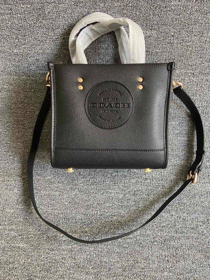 ใหม่ล่าสุด อดใจยังไงไหว COACH Dempsey Field Tote 22 C5268 โทนสีขาวล้วน ดำล้วน สุดคลาสสิก พร้อมส่งความสวยที่ไทยค่ะ! กระเป๋าทรง Tote ขนาดพอเหมาะลำตัว พกพาง่ายสะดวกได้กับทุกๆวัน ด้านหน้าปั้มโลโก้แบรนด์ตัวใหญ่สวยค่ะ;เปิดปิดกระเป๋าแบบกระดุมแม่เหล็ก ภายในใส่กระ