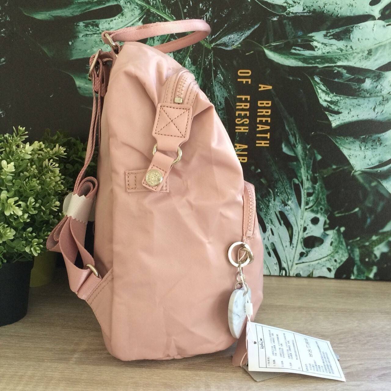 kipling mini bagpack กระเป๋าเป้ขนาดกลางกำลังดี วัสดุไนลอนกันน้ำ ปานกลาง ด้านหน้ามีช่องเล็ก โลโก้แบรนด์ มาพร้อมพวงกุญแจ ลายหินอ่อนรูปหัวใจ ช่องใหญ่เปิดปิดด้วยซิปบน ภายใน แบ่งช่องเป็นสัดส่วน มีช่องเล็ก และช่องซิปค่ะ