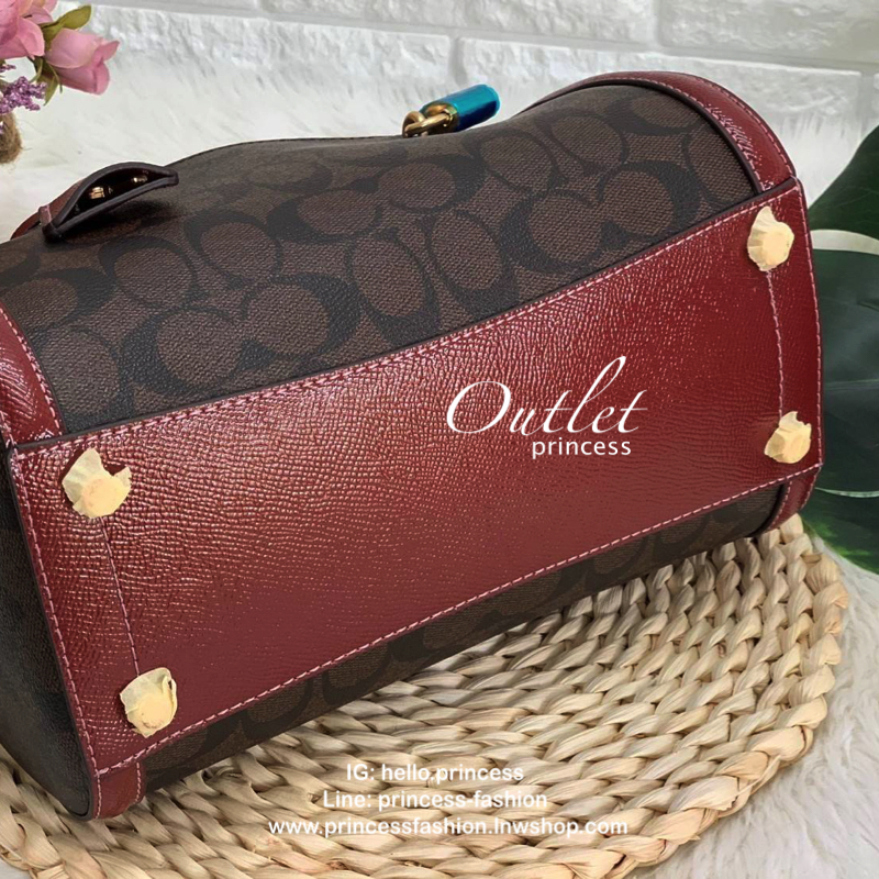 COACH ZOE BARREL SATCHEL IN SIGNATURE BAG กระเป๋าถือ/สะพายข้าง วัสดุหนังแกะแท้อย่างดี ลาย C ทั้งใบ ด้านหน้าห้อยอะไหล่กุญแจแบรนด์+พวงหนังแบรนด์ เพิ่มความหรู เปิดปิดกระเป๋าแบบซิปคู่ ภายในกว้างใส่ของได้จุ มีช่องโล่งใส่ของจุกจิกให้ ซับในบุผ้ากึ่งกำมะหยี่อย่าง