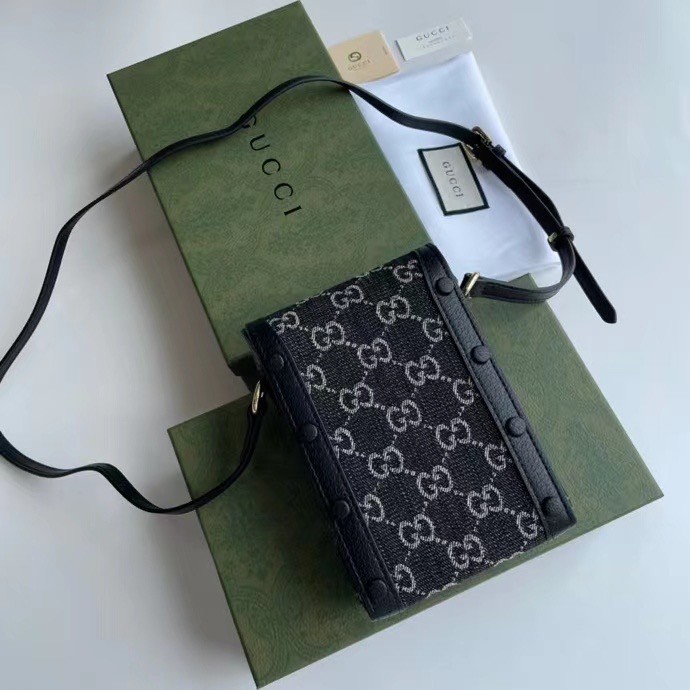 Gucci Horsebit 1955 mini bag / Gucci Phone Bag เกรดใช้งานสลับใบจริงได้ ออริจินอล รุ่นยอดฮิต ไซส์มินิ ที่ใครๆก็ต้องรู้จัก!! กับกระเป๋าขนาดมินิ ได้รับแรงบันดาลใจมาจากดีไซน์ดั้งเดิม ซึ่งแอคเซสเซอรี่นี้โดดเด่นด้วยรายละเอียดดั้งเดิมที่ทันสมัยโดยเน้นที่ฮอร์สบิต