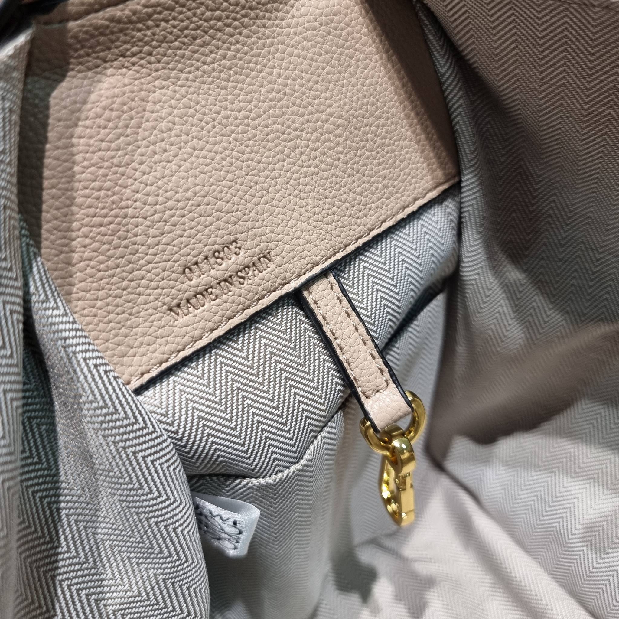 LOEWE SMALL HAMMOCK IN SAND GRAINED LEATHER คอลสุดฮิต ไอเท็มยอดนิยม ที่ใครๆก็ใช้กัน!! กระเป๋าสะพายดีไซน์สุดแซ่บ ที่สามารถปรับเปลี่ยนรูปทรงได้หลากหลาย