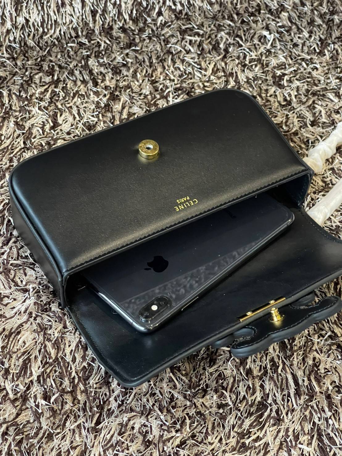 Celine Chain Shoulder Bag Cuir Triompe In Triompe เป็นกระเป๋าถูกประดิษฐ์ขึ้นในรูปทรงมินิมอล นับว่าเป็นกระเป๋าอีกหนึ่งรุ่นในซีรีส์ Triomphe ที่ได้รับความนิยมอย่างมาก โดยเป็นกระเป๋าสะพายไหล่ทรงสี่เหลี่ยมผืนผ้าที่อัดแน่นไปด้วยกลิ่นอายความคลาสสิกตามแบบฉบับของ