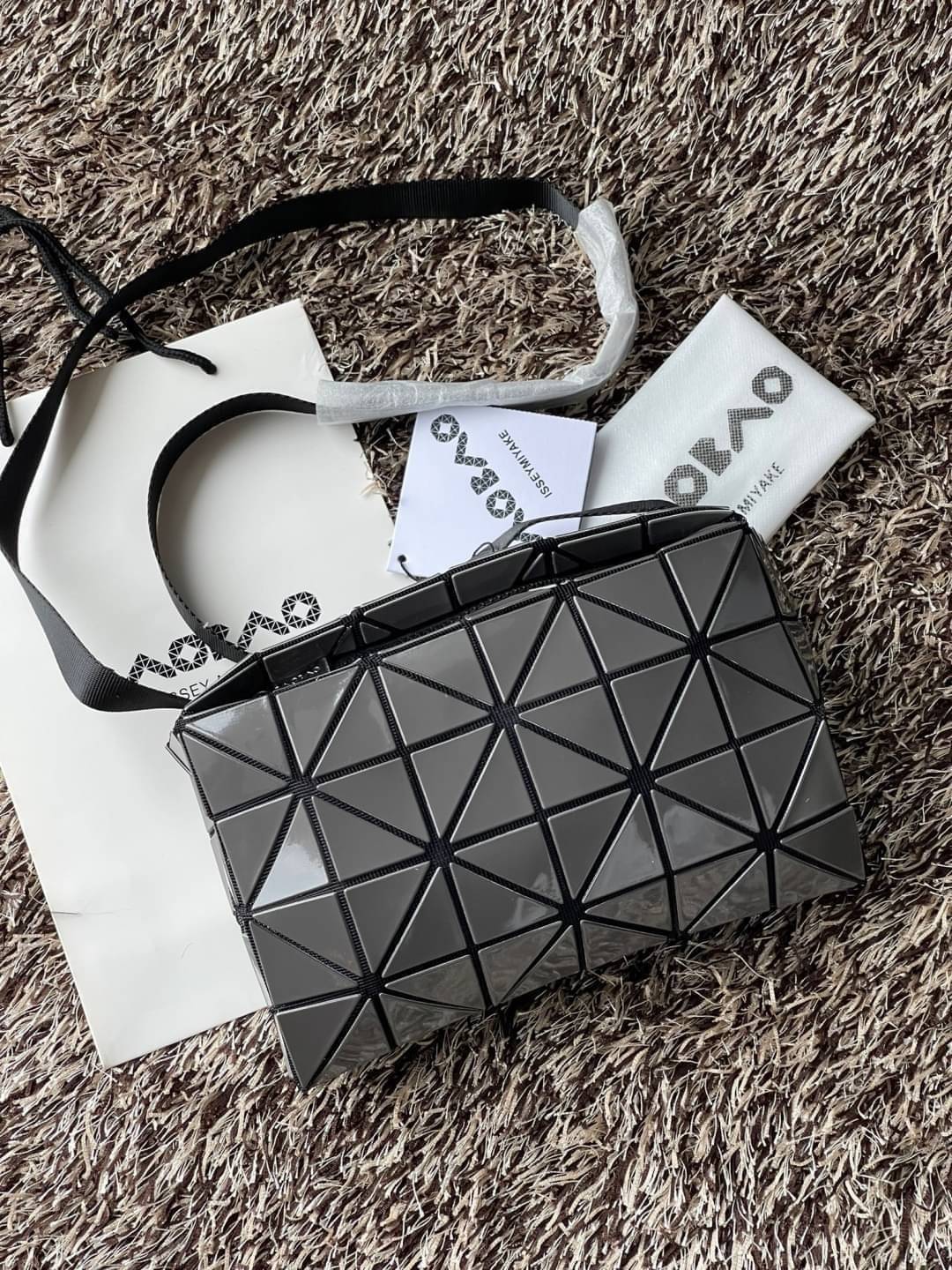 BAOBAO Issey Miyake CARTON GLOSS SHOULDER BAG มาในไซส์ขนาดกะทัดรัด โดดเด่นด้วยดีไซน์อันเป็นเอกลักษณ์ของแบรนด์ ที่สำคัญน้ำหนักเบา