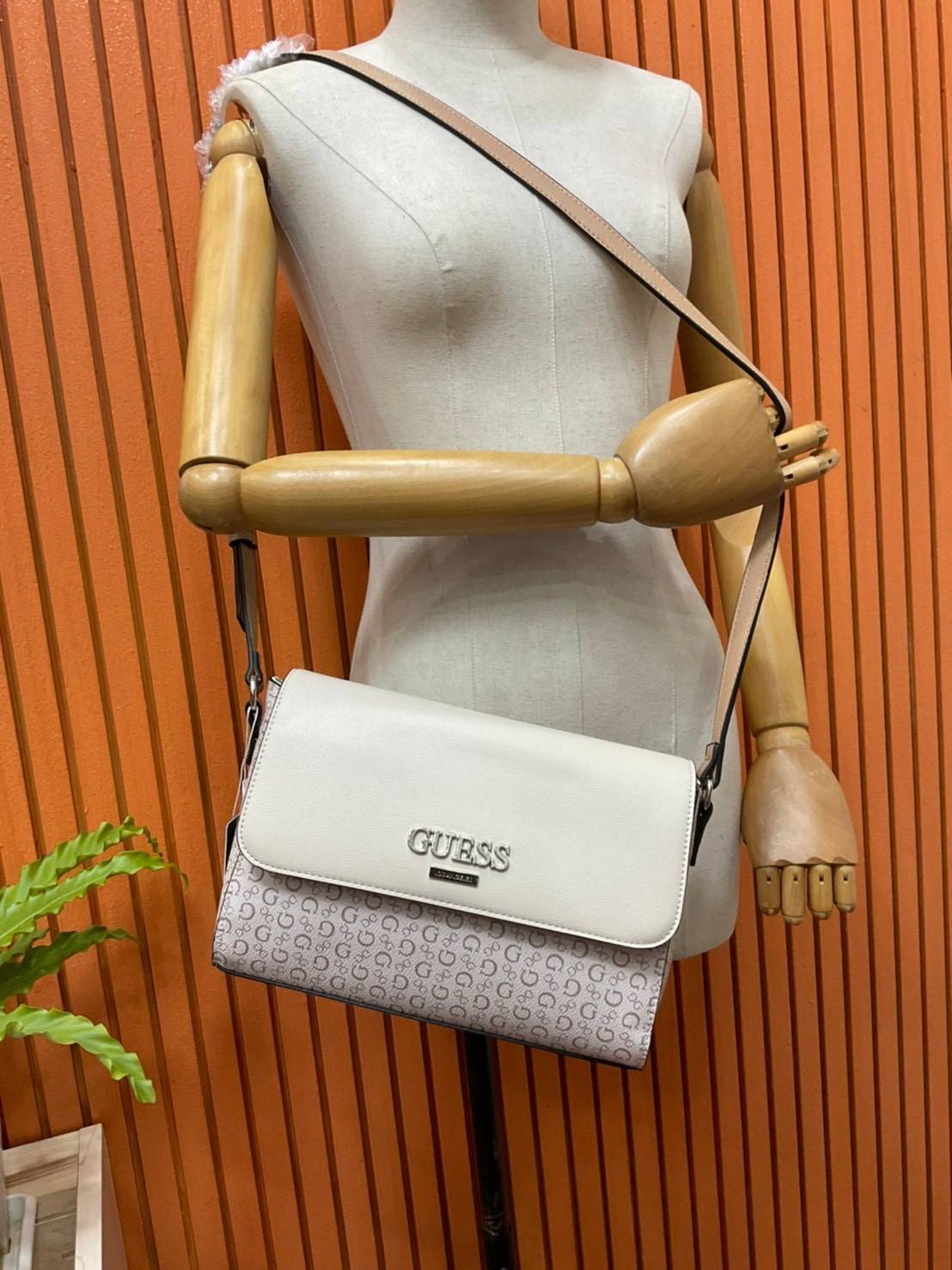 ของแท้ 💯% 】Guess Brit Crossbody Bag in Charcoal Signature Faux Leather and G Monogram Print with Black Leather Flap - Women's Sling Bag กระเป๋าสะพาย Crossbody ทรงเหลี่ยม รุ่นยอดนิยมอีกรุ่นหนึ่งของ Guess ตัวหนังคือดีงามทรงสวย หนังนิ่มน่าใช้มาก