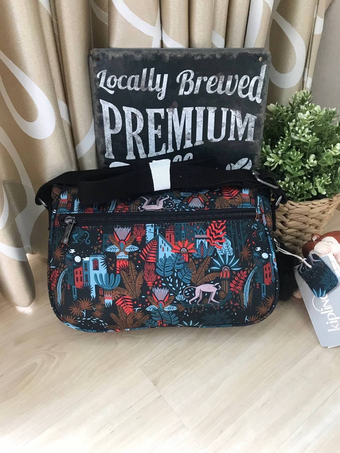 Kipling Basic Plus Earthbeat S Crossbody bag กระเป๋าสะพายทรงครอสบอดี้ สามารถสะพายได้ทั้งสายคู่และสายเดี่ยว มีดีเทลที่ฝาหน้ามีช่องซิปซ่อนทรงลึกและด้านหลังมีอีก1ช่อง ช่องหลักเปิดปิด2ชั้นด้วยกระดุมแม่เหล็กและซิปเดียวใช้งานง่าย ภายในใส่ได้ทั้งมินิไอแพค กระเป๋