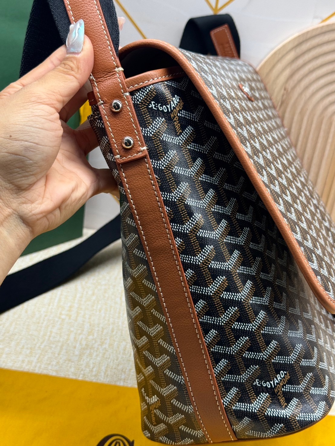 GOYARD Capetien MM Messenger Bag กระเป๋าแมสเซ็นเจอร์ใบใหญ่ ที่สุดของความหรู ตอบโจทย์การใช้งานจุของได้เยอะ เอกสาร แทปเล็ต พร้อมสายสะพาย ใช้งานง่าย ใบจริงสวยงามตามรูปค่ะ