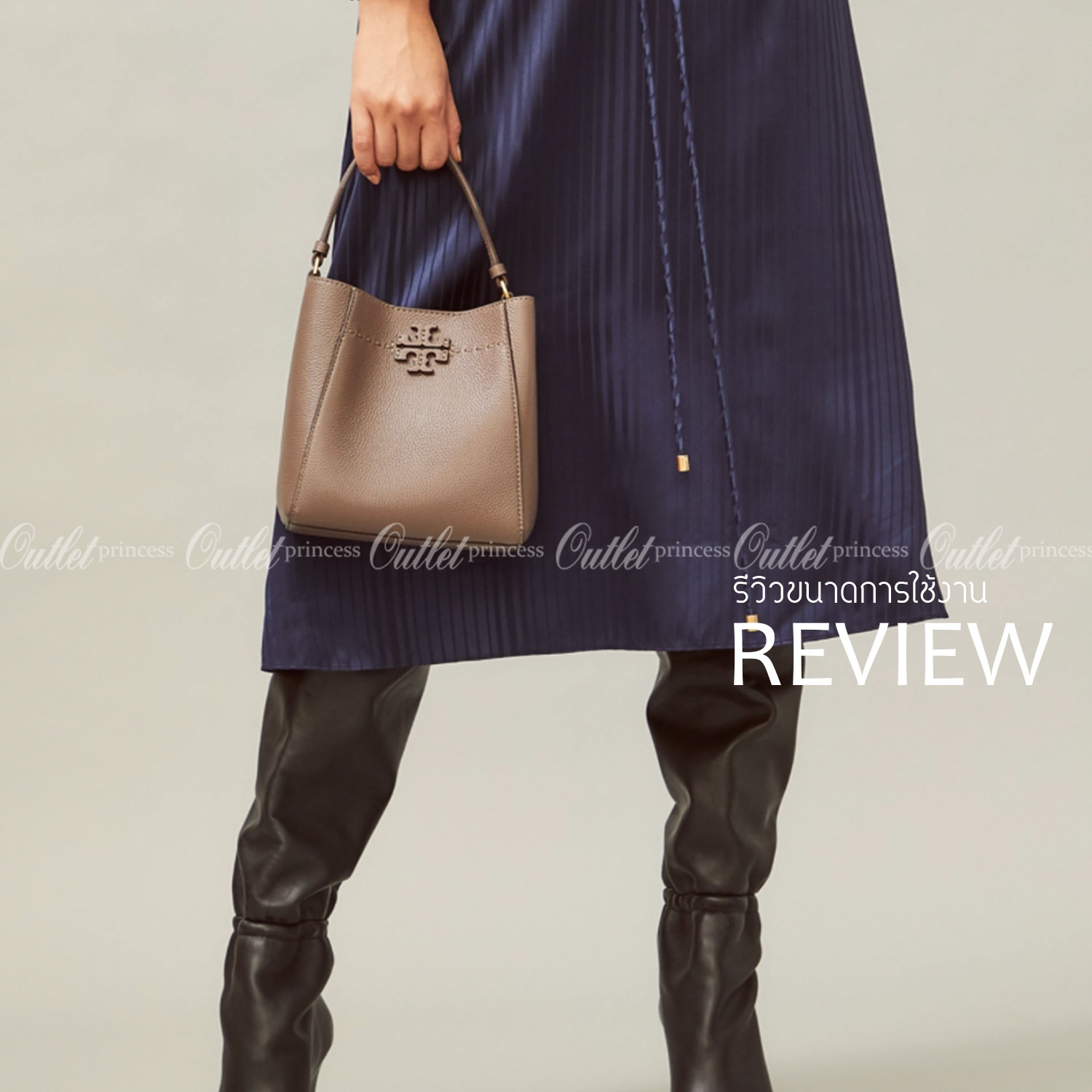 คอลเลคชั่นขายดี มากี่รอบๆ ก็หมดไวทุกรอบ!! TORY BURCH MCGRAW MINI BUCKET BAG กระเป๋าสะพาย และ ถือ คล้องแขน ทรงถัง สะพายได้ 2 ทรง ผลิตจากหนังแท้ หนังลูกวัว หนังนุ่ม หนังหอม น้ำหนักเบามากกก!! หนังลื่น นิ่มสวยมากๆ!! ด้านหน้าประดับโลโก้แบรนด์ ภายในโล่งกว้าง มี