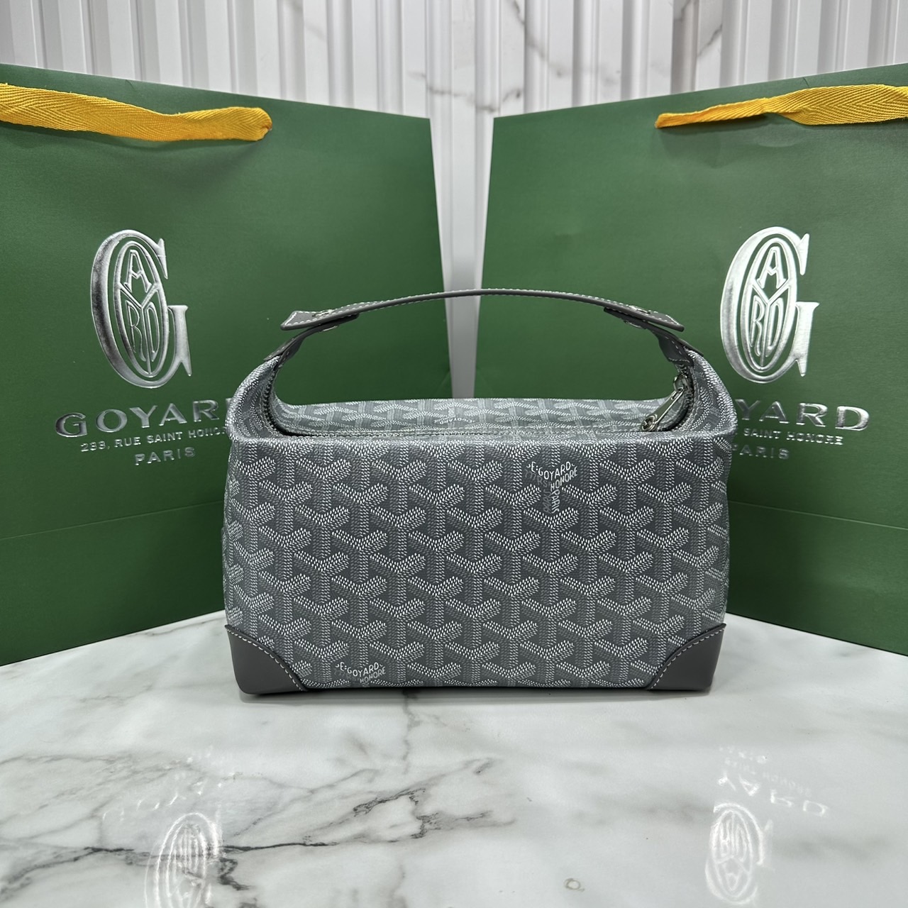 ORI หนังแท้ | Goyard Bowling 25 Toiletry Bag / Goyard Pouch กระเป๋าทรงพอช พร้อมสายถือจับถนัดมือใช้งานง่ายกะทัดรัด ตอบโจทย์ความเรียบง่ายแต่คลาสสิก ใช้ได้ทั้งชายหญิง หรูหรา ติดแกรมที่สุด เป็นรุ่นตามหา ที่ตอนนี้มีพร้อมส่งแล้วค่า