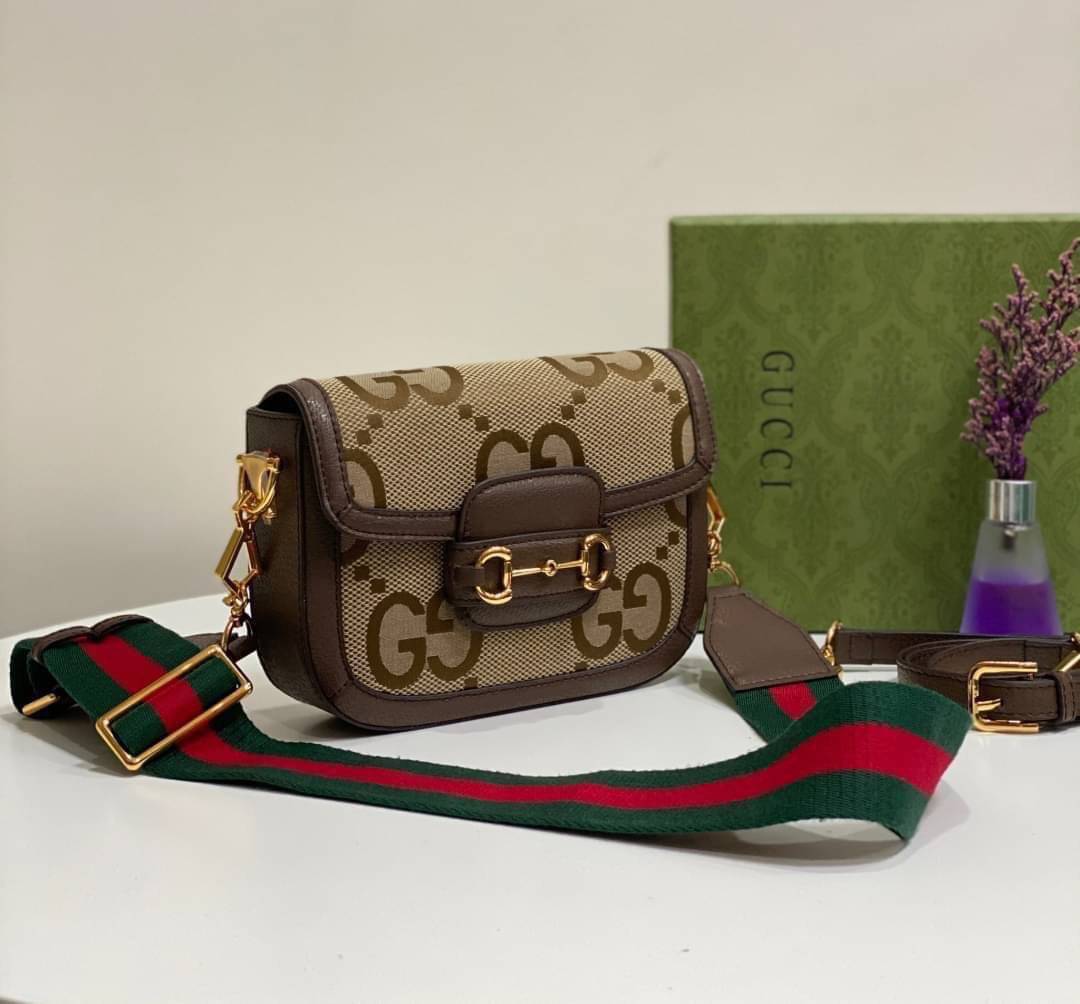 GUCCI Horsebit 1955 jumbo GG mini bag กระเป๋าสะพายสุดหรู ผ้าแคนวาส GG จัมโบ้ สีคาเมลและสีน้ำตาลอีโบนี ตราสัญลักษณ์ของแบรนด์อันเป็นที่จดจำได้ในทันที สัญลักษณ์ช่วยเสริมการออกแบบในรูปแบบใหม่ที่คาดไม่ถึง เบื้องหลังสัญลักษณ์ทุกอันคือประเพณีและคุณค่าของแบรนด์ ส
