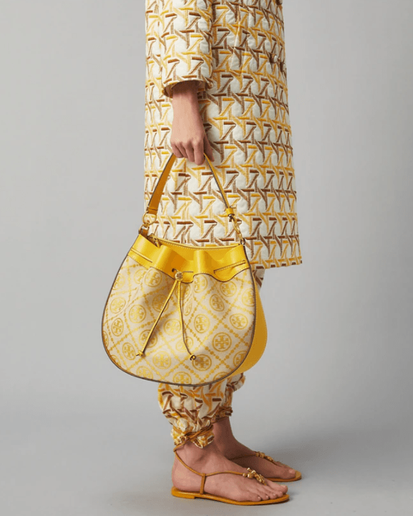 Tory burch t monogram jacquard drawstring hobo New Collection 2021 กระเป๋าถือและสะพายข้าง Monogram จาก tory burch ทำจากผ้าใบ jacquard ตัดด้วยหนังวัวแท้