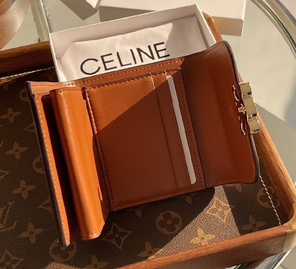 CELINE SHORT WALLET กระเป๋าสตางค์ซีลีนใบสั้น สวยหรูอยู่ทรงมีโลโก้ด้านหน้าเปิดปิดด้วยฝาพับกระดุมแม่เหล็ก ภายในมีช่องแบ่งหลายช่อง มีช่องใส่บัตรหลายช่อง มีช่องใส่เหรียญ ช่องใส่ธนบัตร ใส่แบงก์พันได้เยอะเหมือนกระเป๋าสตางค์ยาว ไอเท็มแนะนำพร้อมส่งที่ไทยในราคาสุด