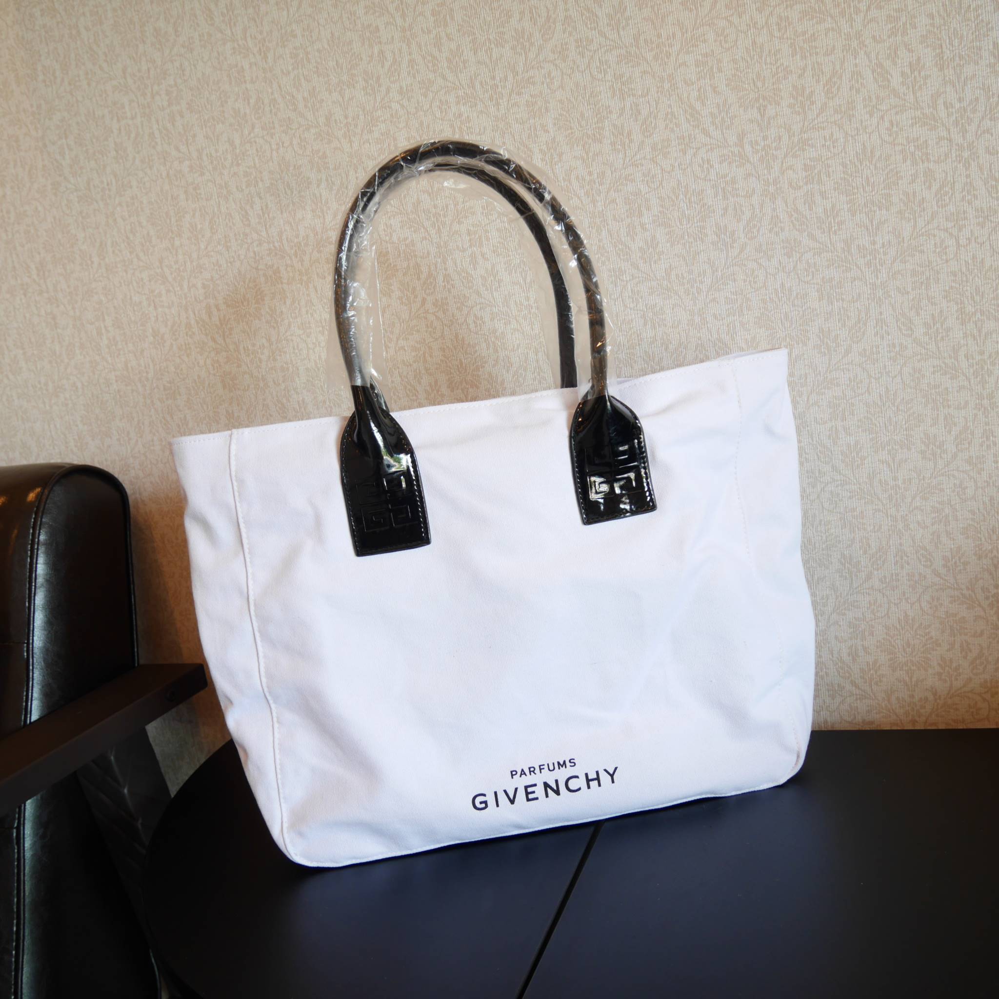 Givenchy canvas tote Perfume bag แท้ 100% จากเคสเตอร์น้ำหอม GIVENCHY ตัวกระเป๋าทำด้วยผ้า ด้านในบุผ้าลื่น สกรีนโลโก้เต็มใบ หูหนังแก้วจับสบายมือ จุของได้เยอะ ใส่ Mac book / A4 ได้สบายคะ จะะพายไปเรียนหรือแมชต์กับกางเกงขาสั้นชิลๆ ใบนี้แนะนำคะ!
