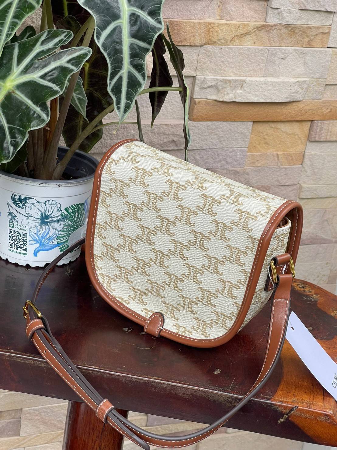 CELINE MEDIUM FOLCO BAG IN TRIOMPHE CANVAS หากใครที่กำลังมองหากระเป๋าสะพายข้าง ขนาดกะทัดรัด และเรียบหรู ต้องใบนี้เลยค่ะ เป็นกระเป๋าเปิดปิดแบบแบบฝาผับที่มีรูปทรงโค้งและที่ล็อกรูปทรงคล้ายเข็มขัด อีกทั้งยังสะท้อนความสวยสไตล์สาวปารีสได้อีกด้วย ด้านในของรุ่นนี