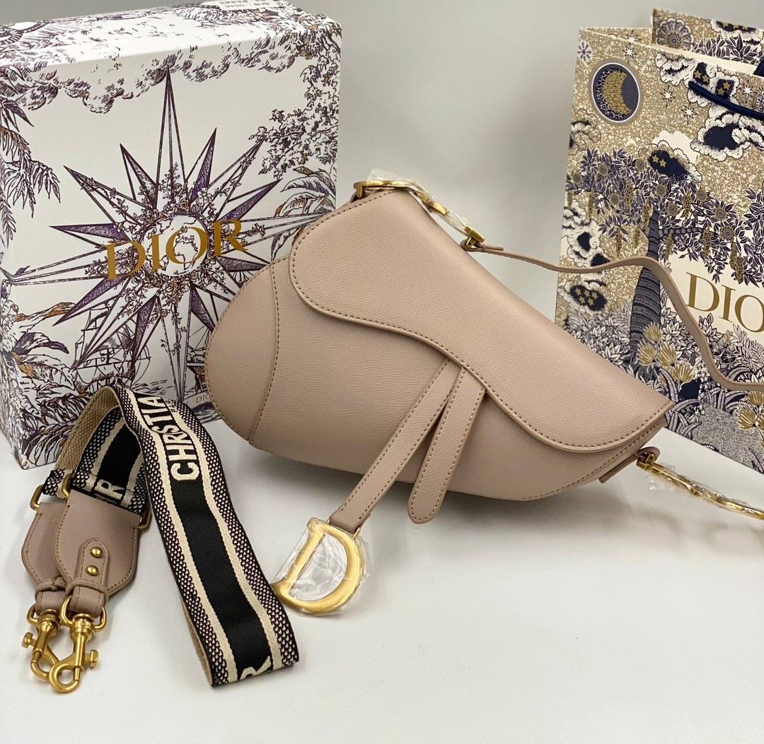 ORI หนังแท้ | DIOR Saddle Bag with Strap Grained Leather กระเป๋าถือ/สะพายทรงอานม้า รุ่นยอดนิยมที่มีเอกลักษณ์สวยงามเหนือกาลเวลา ลูกเล่นห้อยด้วยตัวอักษร D ตรงหูหิ้วมีกิมมิค CD สวยหรูดูแพง