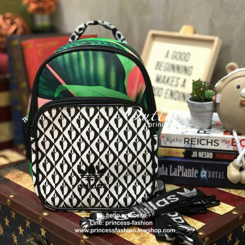 ADIDAS AUTHENTIC IP MINI BACKPACK กระเป๋าที่เปลี่ยนได้ถึง3ลุคช์ ซึ่งเป็นได้ทั้งเป้ สะพาย ครอสบอดี้ หรือจะถือเก๋สุดๆ วัสดุหนังpu แต่งลายหนังด้านหน้า หนังนิ่มถือจับสบายมือ มีช่องซิปใช้งาน2ช่อง ใส่กระเป๋าสตางค์ยาว/โทรศัพท์มือถือและของจุกจิกได้เยอะเลยคร้า!!