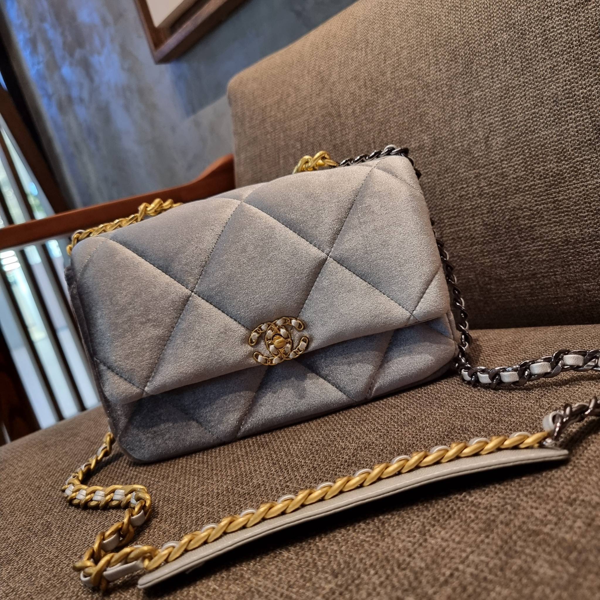 ไม่มองไม่เหลียวไม่ได้แล้ว!! ความหรูที่โดดเด่นจากผ้ากำมะหยี่ สร้างดีเทลผู้ดี ลูกคุณมากๆ Chanel vip boutique กระเป๋าสะพายจาก duty free ในราคาสุดประหยัด!! ดีไซน์เลิศ ตกแต่งด้วยโซ่ทูโทน ลงตัวแบบไม่มีที่ติ เปิด-ปิดด้วยตัวบิดล็อค ภายในโล่งกว้าง ใส่กระเป๋าสตางค์