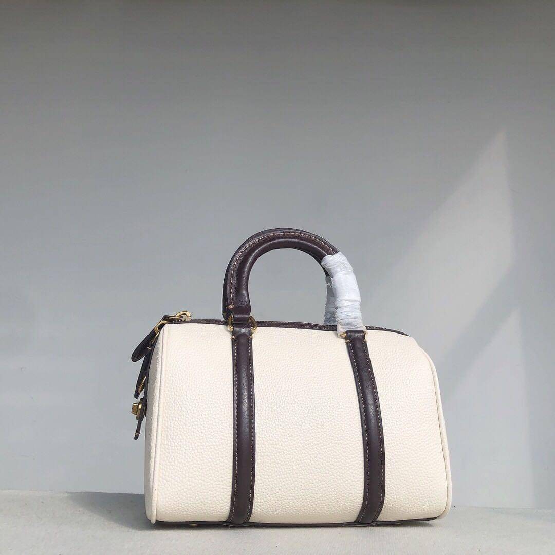 Coach ruby satchel 25 in colorblock C8530 / Coach Boston pillow bag ใหม่ก่อนใคร ไม่ต้องรอพรี! กับกระเป๋าทรงหมอนดีไซน์ใหม่ เพิ่มดีเทลความหรู มาพร้อมหูจับในตัว และสายสะพายครอสสีเข้ากับตัวกระเป๋า ภายในโล่งกว้าง ใส่ของได้สบายๆ จุได้แบบเน้นๆ ใบจริงมีเสน่ห์ดึงด