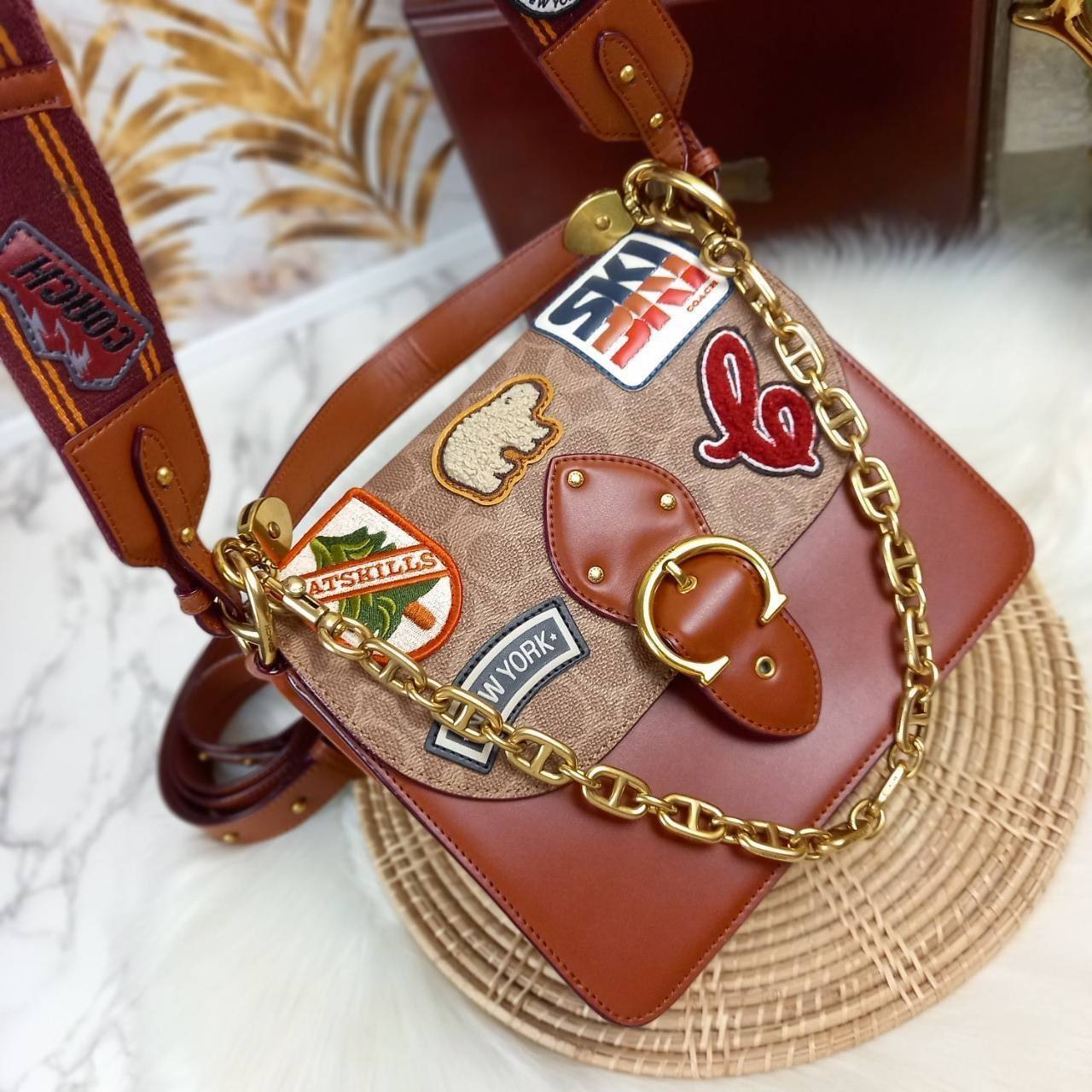 OUTLET 】COACH BEAT SHOULDER BAG IN SIGNATURE CANVAS WITH PATCHES (C6837) ไหวมั้ยเนี้ย!! สวยฟาดอีกแล้วนะยูวว 🤩🌺คอลเลคชั่นใหม่สุดปัง อลังเวอร์!//กระเป๋าถือ สะพายไหล่ลาย SIGNATURE ตกแต่งความเก๋ด้วยแผ่นแปะลวดลายที่มีเฉพาะจาก COACH คอลเลคชั่นนี