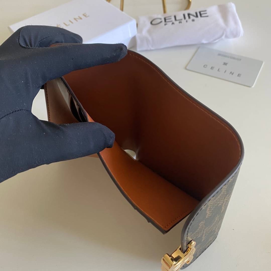 พรีเมี่ยมกิ๊ฟแท้ 100% 】CELINE SMALL TRIOMPHE WALLET IN SHINY SMOOTH LAMBSKIN VIP GIFT WITH PURCHASE (GWP) พรีเมี่ยมกิ๊ฟ Member Gift Limited Edition จาก CELINE HAUTEPARFUME COUNTER กระเป๋าสตางค์งานดี งานสวยสุดๆๆๆ มี 3พับ ขนาดกะทัดรัด รุ่นนี้คลาสสิคมากค่ะ