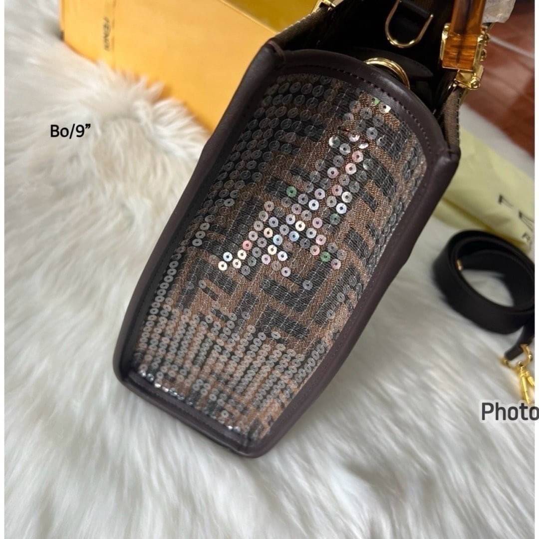 FENDI Sunshine Tote Sequins Shopper Bag กระเป๋าทรงโท้ทปักเลื่อมแวววาวเต็มใบ รุ่นใหม่สวยหรู ทรงตั้งสวยอยู่ทรง สวยหรูดูแพง ภายในโล่งกว้าง ใบขนาดกำลังสวยใช้งานง่าย สะดวกสุดๆ ใบจริงการันตีสวยเกินเบอร์!! ไม่ผิดหวังจ้า