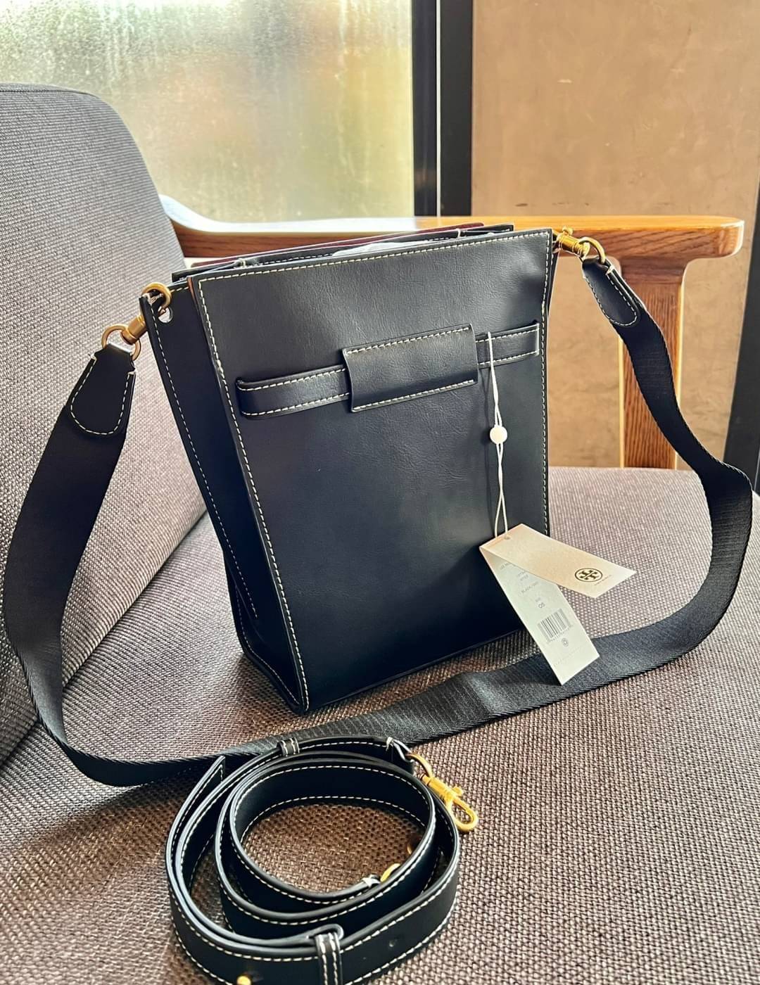 Large TORY BURCH LEE RADZIWILL PEBBIED BAG ((139014)) เป็นรุ่นที่สวย หรู น่าใช้มากๆค่ะ! ลุคหรูดูดีมากๆ กับกระเป๋าสะพายข้างจากTB ใบใหญ่