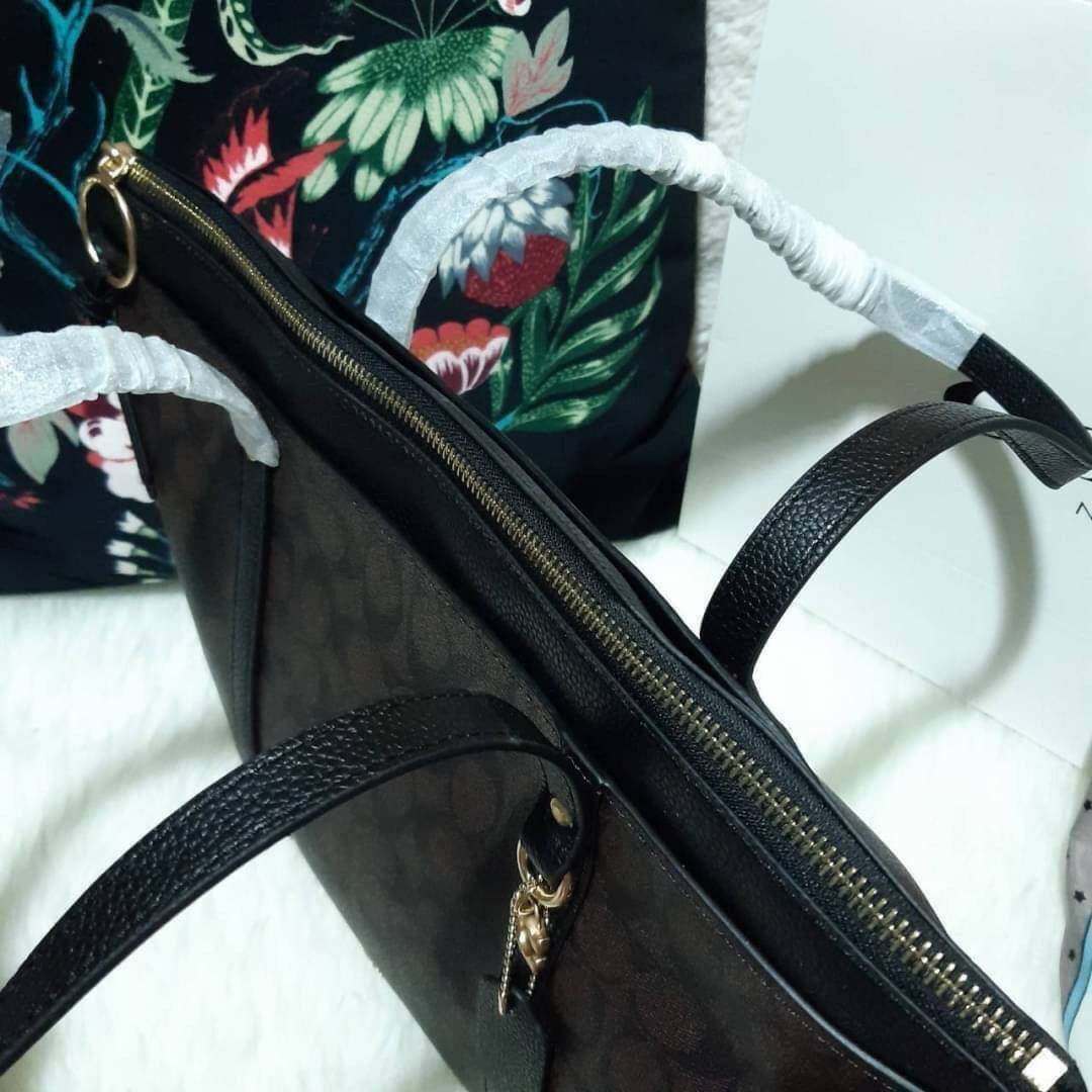 COACH 2319 MAY TOTE IN COLORBLOCK SIGNATURE CANVAS กระเป๋าโท้ท ดีไซน์ใหม่ล่าสุด!! 💕💕 เก๋ตรงปากกระเป๋า คล้ายกระเป๋าซ้อนในตัว สีตัดกับตัวกระเป๋าได้อย่างลงตัว ทรงสวย ใบใหญ่ใส่ของได้เยอะ เปิด-ปิดด้วยซิป รูดใช้งานง่าย ภายในโล่งกว้าง ด้านหลังมีช