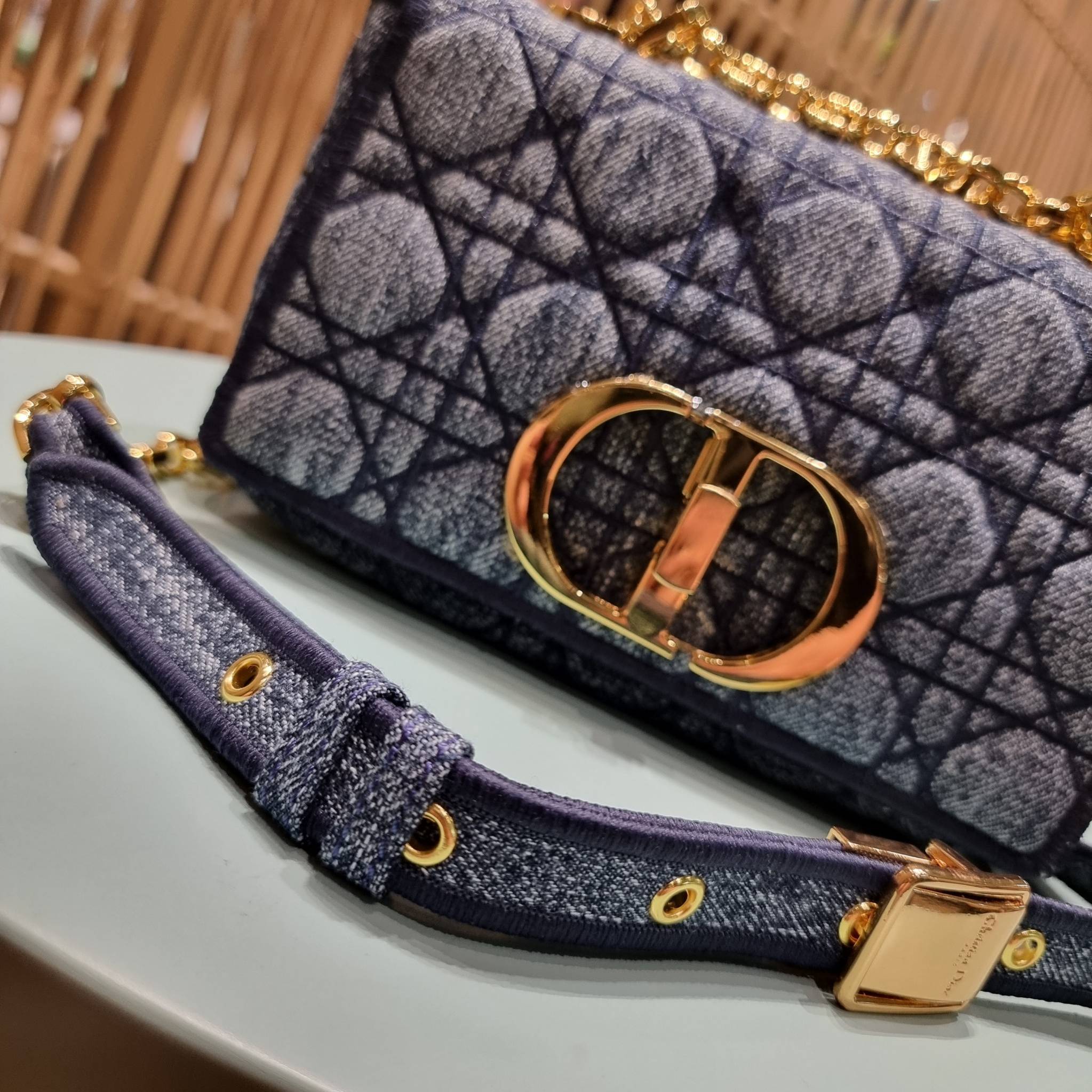 VIP CD SMALL CARO SHOULDER BAG / DIOR CARO / Dior Cruise 2021 Bag กระเป๋าสะพายข้างทรงสวย ดีไซน์ย้อนยุค ที่รอบนี้โดดเด่นเป็นเอกลักษณ์มากๆ ดีไซน์สีเดนิมคลาสสิค เปิด-ปิดด้วยอะไหล่บิดล็อค หรูหรา ใช้งานง่าย วัสดุผ้าเดนิมทนทาน ภายในเป็นช่องโล่ง มีช่องย่อย ด้านห