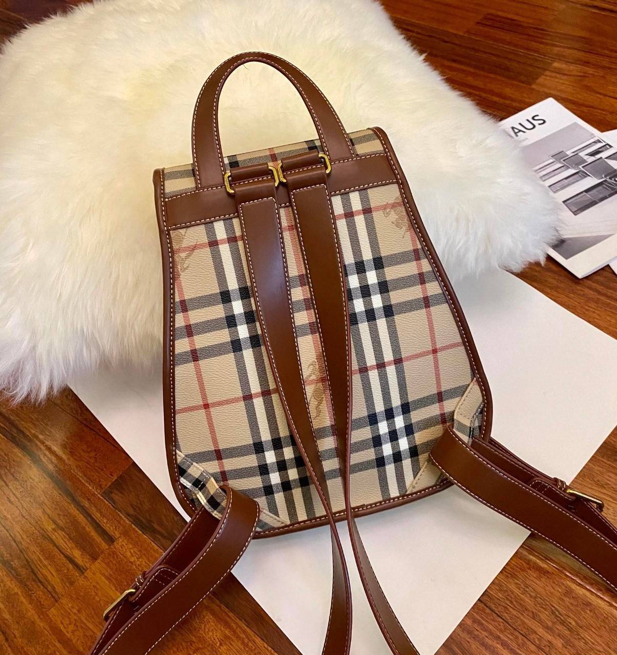 BURBERRY BACKPACK VIP GIFT WITH PURCHASE (GWP) พรีเมี่ยมกิ๊ฟ Limited Edition จาก BURBERRY *กระเป๋าเป้ วัสดุหนัง PVC หนา มีช่องใส่ของหลายช่อง พร้อมช่องซิปหน้า เปิดปิดด้วยหมุดล็อค ภายในมีช่องใส่ของโล่งกว้าง สามารถใส่ของได้หลากหลาย สายสะพายหลังปรับได้ฟรี อะไ
