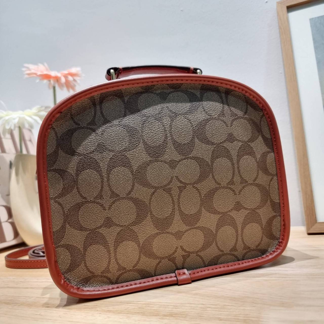 CE847 COACH x PEANUTS LUNCH PAIL IN SIGNATURE CANVAS WITH PATCHES คอลเลคชั่นใหม่ น่ารักน่าใช้ กับกระเป๋าสะพายสวยอยู่ทรง ดีไซน์ตกแต่งแพทช์ลวดลายการ์ตูนยอดฮิต