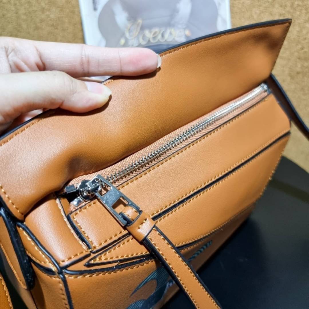VIP 】LOEWE LA PALME PUZZLE BAG IN CLASSIC CALFSKIN คอลเลคชั่นใหม่!! กระเป๋าสะพายข้างทรงกล่อง สไตล์พัซเซิล ให้ฟีลลิ่งเหมือนตัวต่อ ดูดีได้ทุกที่แค่มีใบนี้ รอบนี้ดีไซน์พริ้นท์ลายต้นปาล์มเก๋ๆ ซัมเมอร์ยังต้องมา วัสดุหนังวัวฟอกสี เปิดใช้งานด้วยซิป ที่ภายในโล่งพ