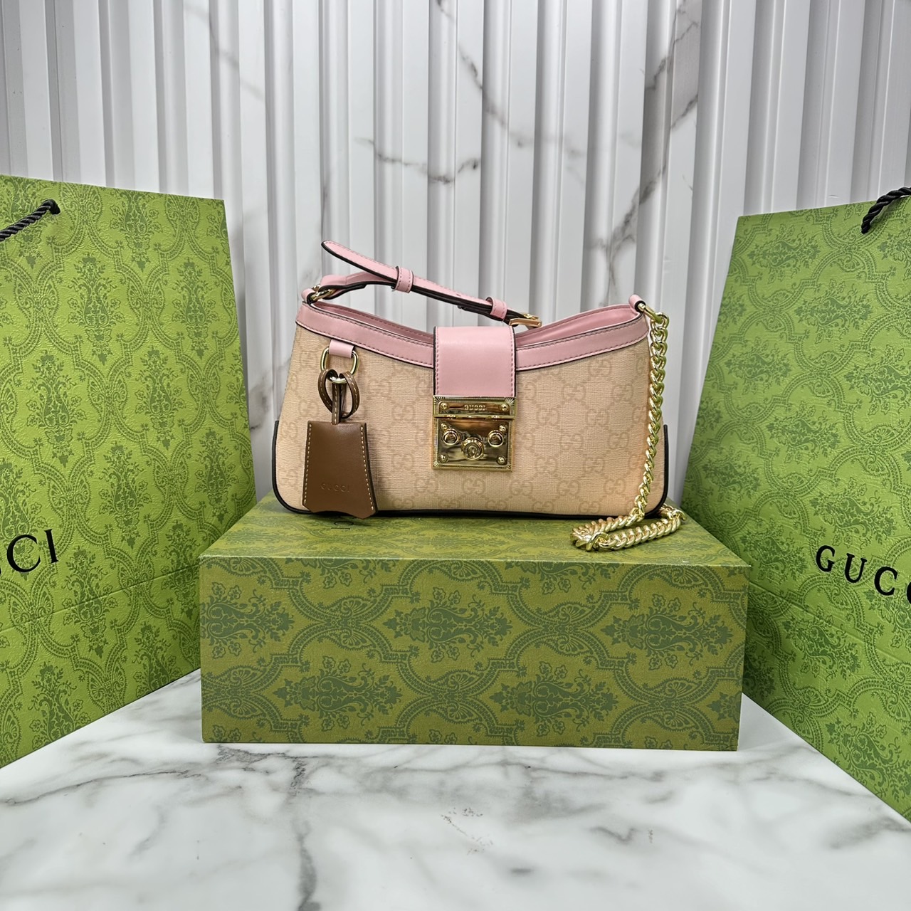ORI หนังแท้ | GUCCI Padlock Small Shoulder Bag กระเป๋าสะพายทรงสวยวินเทจดีไซน์ไม่ซ้ำใคร หรูล้ำผู้ดี หนังแคนวาสพิมพ์ลายคมชัด ปากกระเป๋ามีแถบหนังคาดและอะไหล่กดล็อค