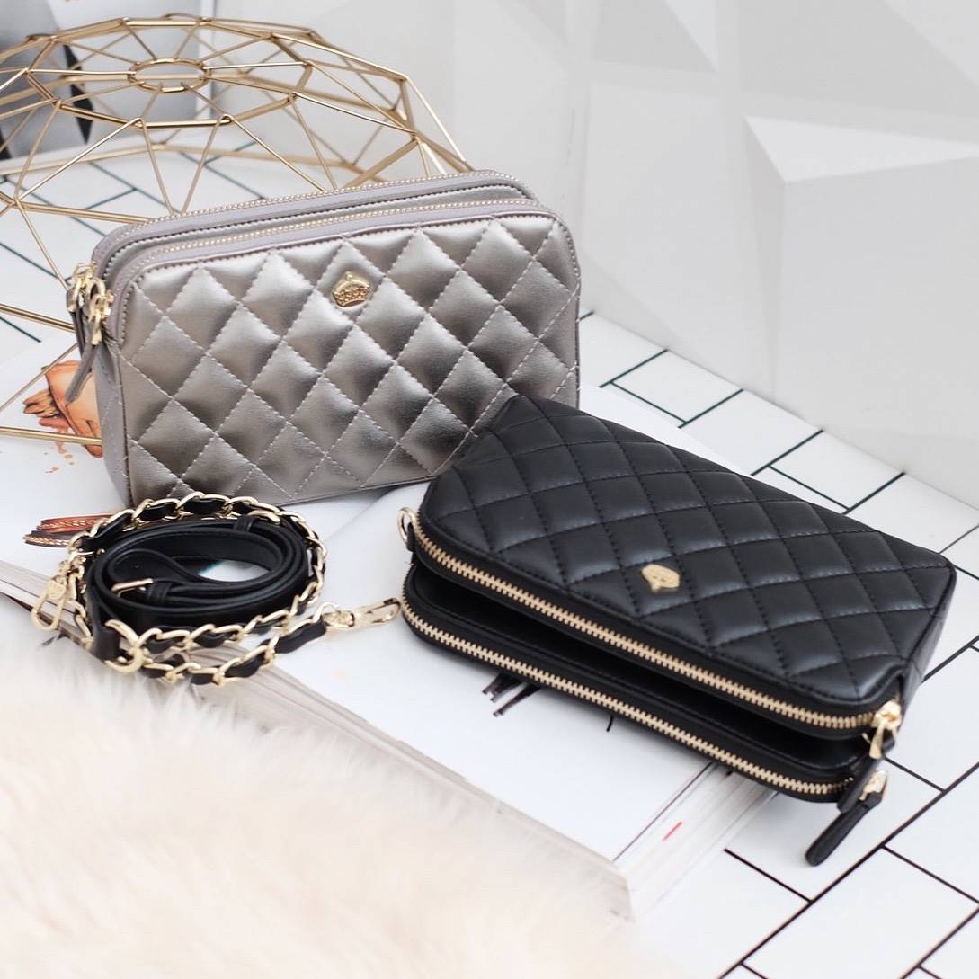 รุ่นขายดี มาเพิ่มแล้วค่า KEEP Carla รุ่นขายดีที่สุด ทรงน่ารักที่สุด รอบนี้หนังลายเรียบตัวใหม่ Microfiber สวย ทน กว่าเดิม 👍ตีตารางขึ้น ฟู นิ่ม สวย ดูแพง สะพายได้ทุกวัน เข้ากับชุดง่ายมาก Must have item !! ❤️#กระเป๋าที่มีสีเดียวไม่เคยพอ Ƕ