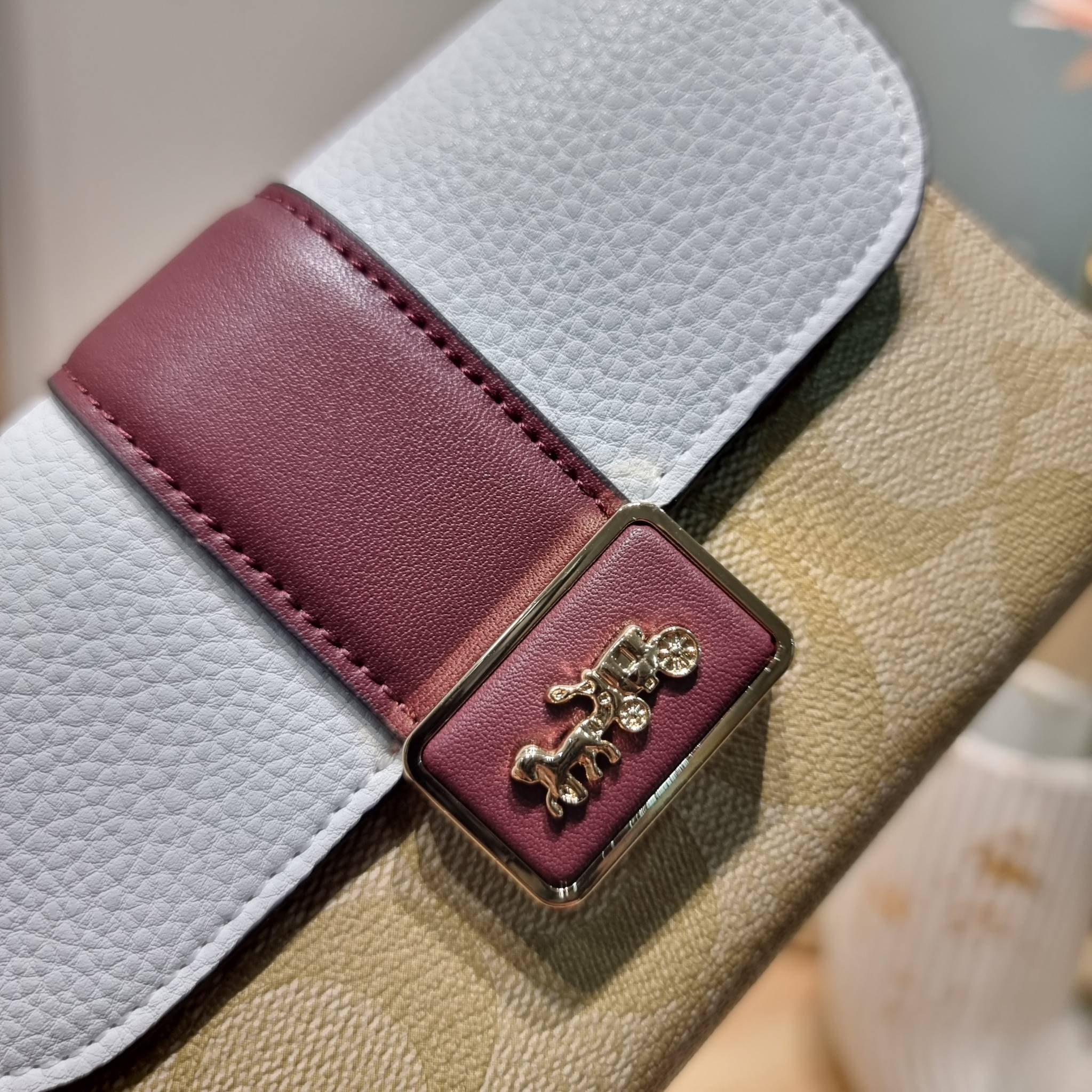 COACH MEDIUM GRACE WALLET IN SIGNATURE CANVAS CC061 CC060 CC059 พร้อมส่ง 5 สี กระเป๋าสตางค์ใบกลาง ดีไซน์หรู โดดเด่นด้วยโลโก้สไตล์วินเทจ คลาสสิค โทนสีใช้งานง่าย