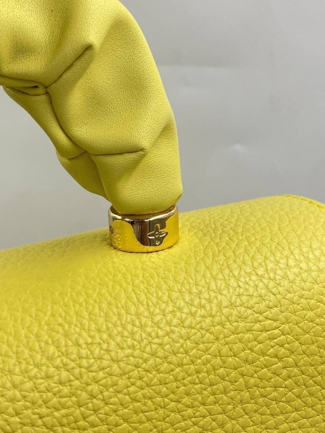 หนังแท้ LOUIS VUITTON Scrunchie Twist Bag พร้อมส่งที่ไทย เกรดออรินอลงานหนังแท้ทั้งใบ ภาพสินค้าถ่ายจากงานขายจริง ใช้งานต่างประเทศได้