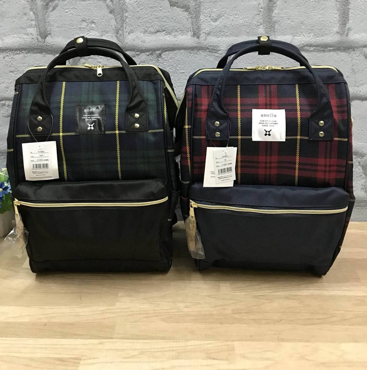 Anello Scottish Canvas Rucksack รุ่นใหม่ชนช้อปญี่ปุ่นกันไปเลยคร้า !!! เป้ขนาดไซส์ Classic วัสดุ ผ้าแคนวาส มีช่องซิปด้านหน้า มีช่องเก็บของด้านข้างทั้งสองด้าน ที่หูจับมีตัวล้อค มีโครงที่ปากกระเป๋า มีซิปด้านหลังเพื่อหยิบจับของภายในด้านหน้าผ้าลายสก็อต ลงตัวกั