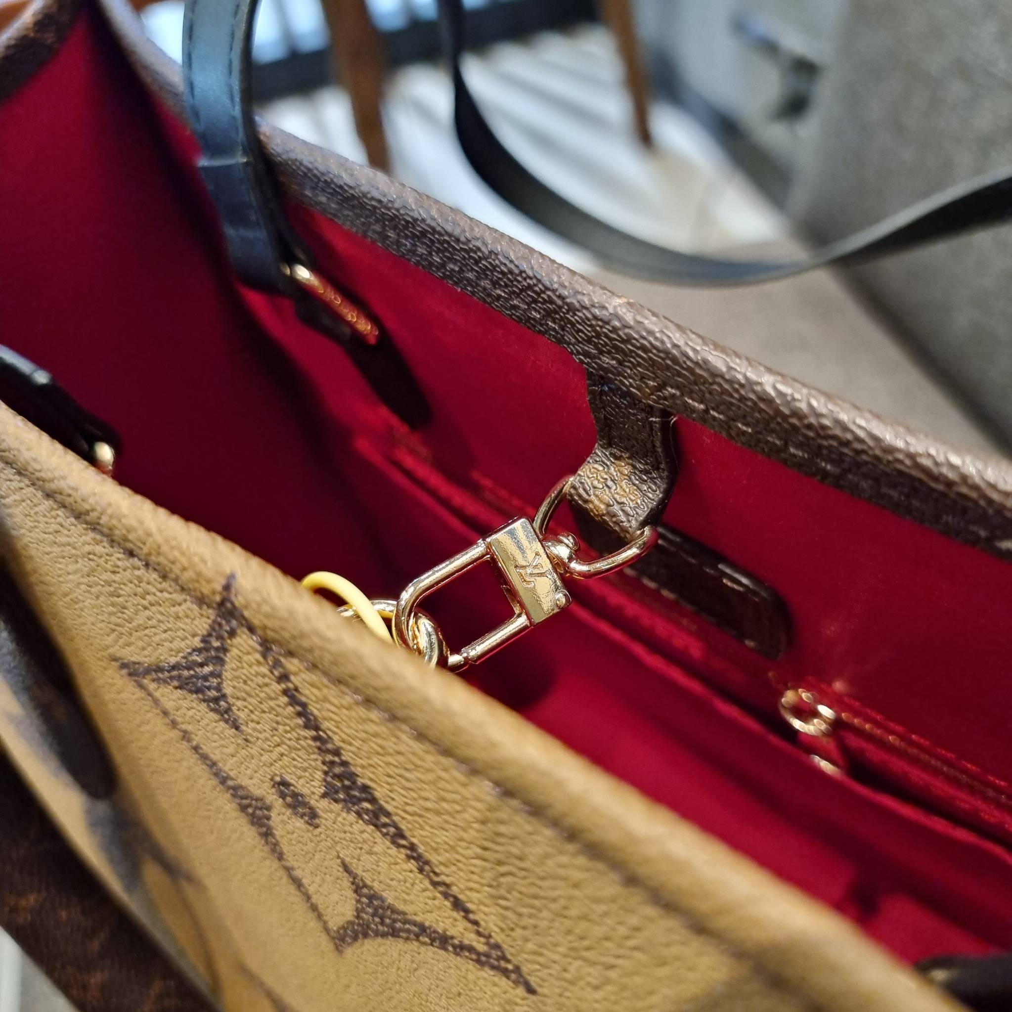 LV crossbody tote bag 10" 16" สเปเชี่ยล gift box set ในราคาที่แสนดี น่าคบหา!! สุดคุ้มและสวยที่สุดยันกล่อง!! ได้ไปยังไงต้องร้องว้าว!! กระเป๋าทรงโท้ทที่สาวๆตามหา ดีไซน์คลาสสิค ผู้ดี หรูหรา โทนสีใช้งานง่าย ได้ทุกลุค ทุกสไตล์ วัสดุหนังแคนวาสคุณภาพ ม