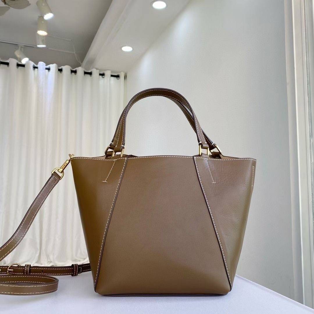 Tory T Monogram Mcgraw Dragonfly กระเป๋าถือหรือสะพายไหล่ วัสดุหนัง Jacquard อะไหล่ทอง ทรงปีก เปิด-ปิด ด้วยกระดุมแม่เหล็ก ด้านในโลง มี 2ช่องเล็ก จุของได้เยอะ น้ำหนักเบา สายสะพาย crossbody ได้ ปรับระดับได้