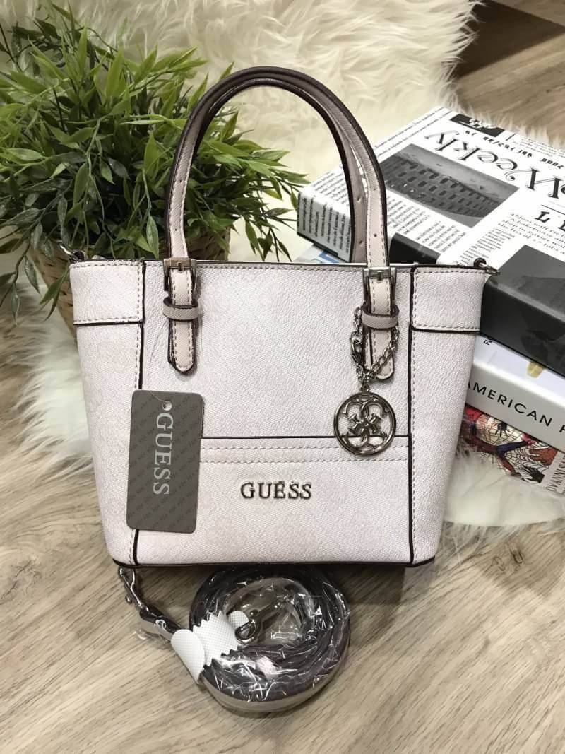 GUESS SAFFIANO MINI CROSS BODY BAG กระเป๋าถือหรือสะพายรุ่นใหม่ล่าสุดจาก GUESS หนัง Saffiano ลาย GUESS สวยหรูอยู่ทรงสไตล์ PRADA ขนาดกำลังดี น้ำหนักเบา ด้านหน้าประดับโลโก้แบร์น พร้อมพวงกุญแจโลโก้แบรนด์ห้อยที่หูกระเป๋าสามารถถอดเเยกใช้ได้ เปิดปิดด้วยซิปสะดวกใ