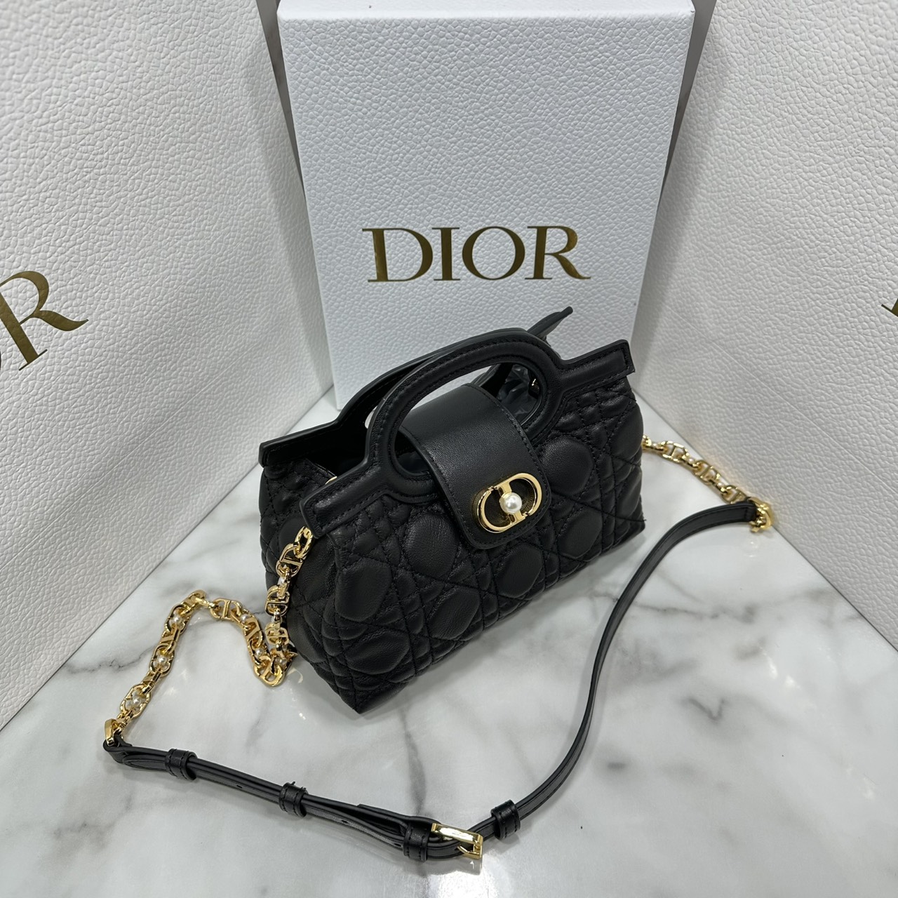 ORI หนังแท้ | Dior Jolie Top Handle Mini Bag กระเป๋าสะพายโจลี่ไซส์มินิหูจับในตัว ดีไซน์หรูหรา โดดเด่นด้วยฝาพับโลหะสีทอง ประดับมุกเรซินสีขาว มาพร้อมสายโซ่มีหนังรองบ่า สะพายไหล่หรือสะพายข้างได้ ทั้งกลางวันและกลางคืน