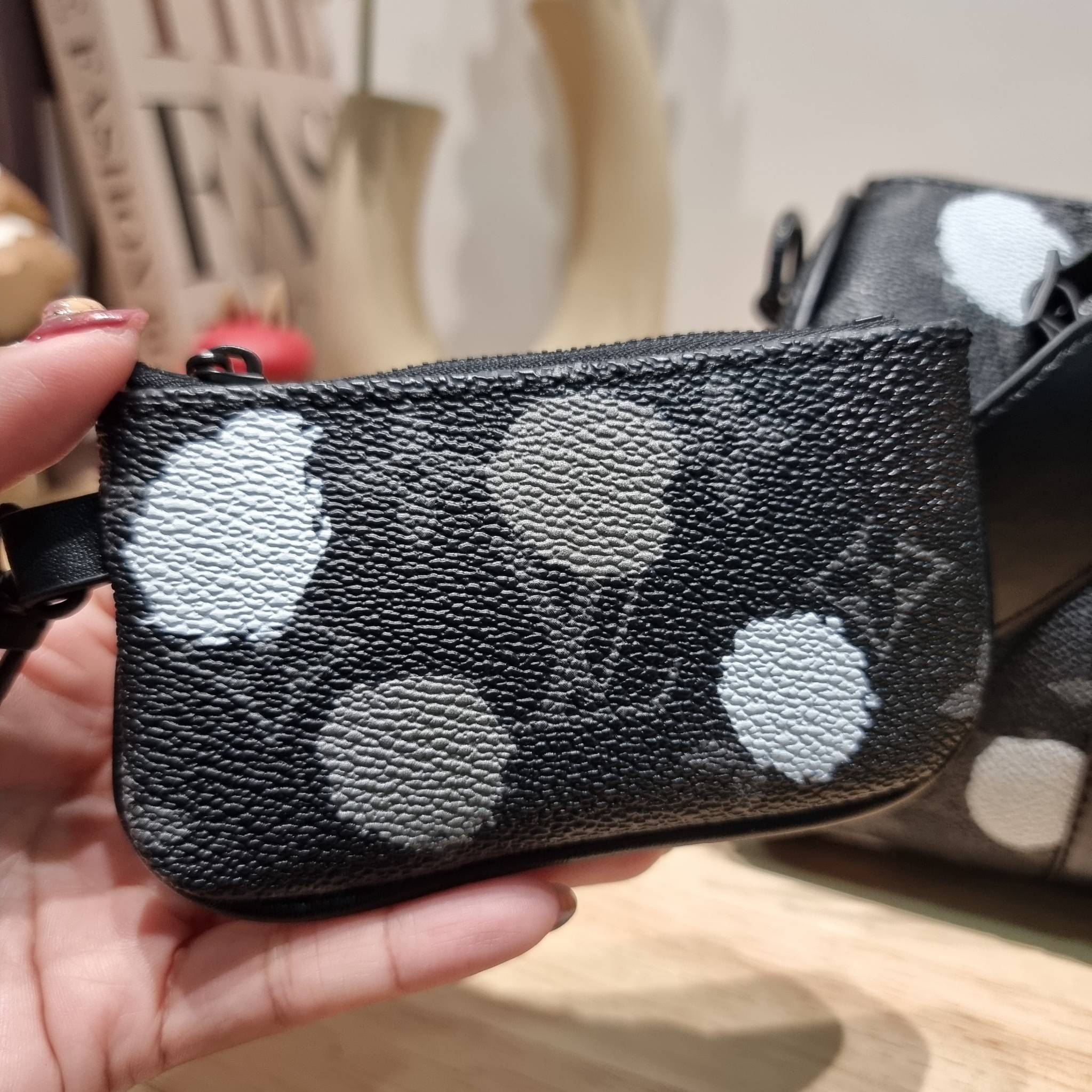 LV x YK KEEPALL BANDOULIERE 25 BAG ย่อส่วนความเท่ให้สะดวกกับชีวิตประจำวัน กับกระเป๋าสะพาย ทรงกระเป๋าเดินทางสุดคลาสสิค ด้วยดีเทลความเป็นเอกลักษณ์ เรียบแต่หรู