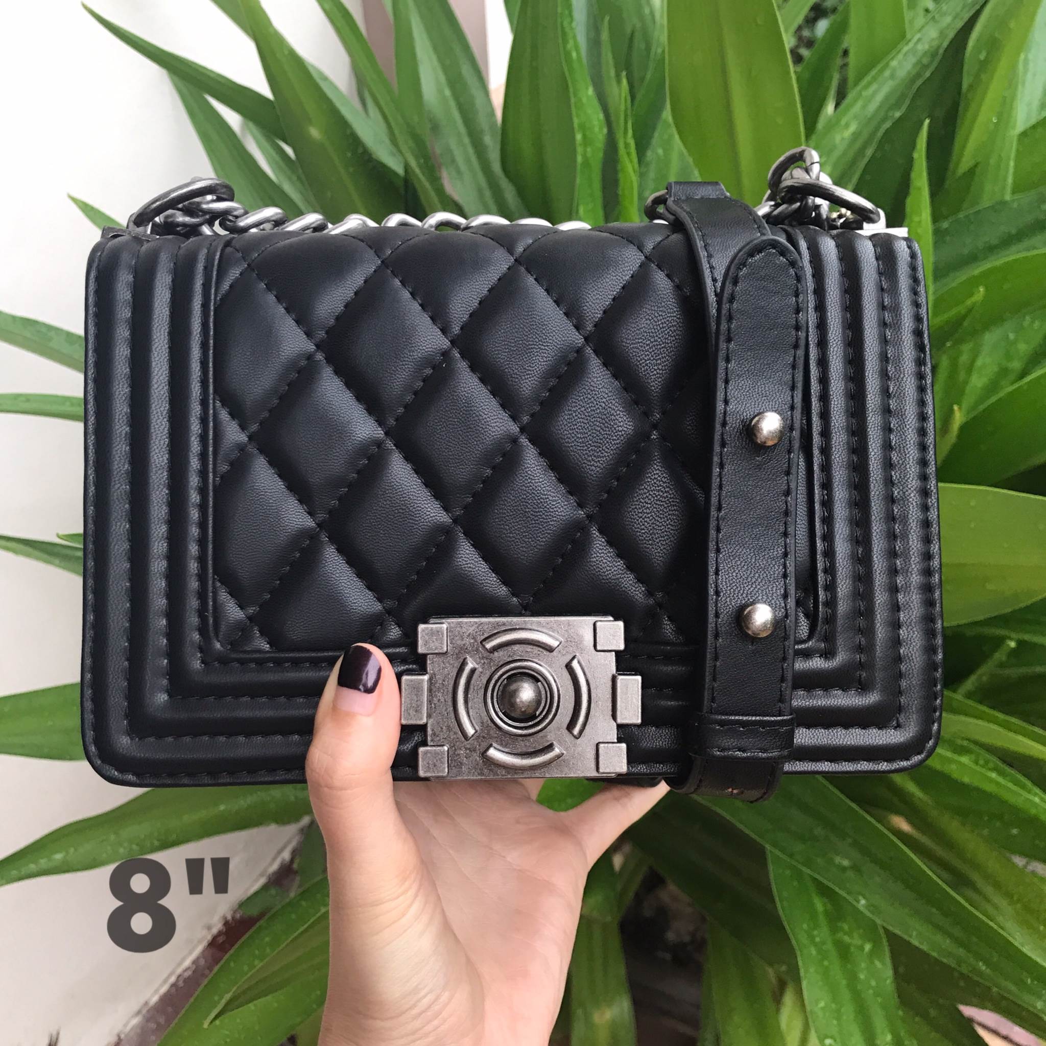 รุ่นขายดีที่สุด!!!! KEEP Quited Boy Bag กระเป๋า ทรง boy style KEEP LOOK Cool มากๆ เลยน๊าใบนี้ ไม่มีถือว่า Out มากๆ 💘ตัวกระเป๋าอยู่ทรง ทำจากหนังแกะสังเคราะห์นิ่ม-ตึงสวย สายโซ่ มีที่รองไหล่ สะพายสบายคะ สายปรับ สั้น ยาวได้คะ ใบนี้ ไม่ต้องพูดถึงความสว