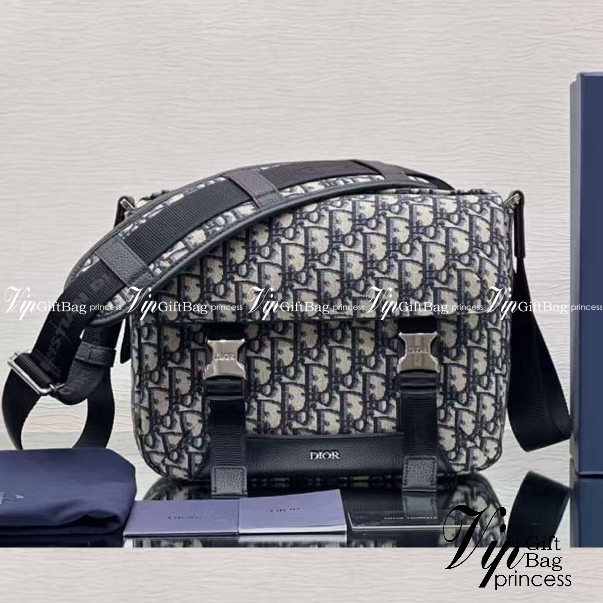 Dior Explorer Messenger Bag / Dior messenger bag / Beige and Black Dior Oblique Jacquard เกรดเทพออริจินอล หนังแท้ ภาพถ่ายจากสินค้าจริง ใช้งานต่างประเทศได้