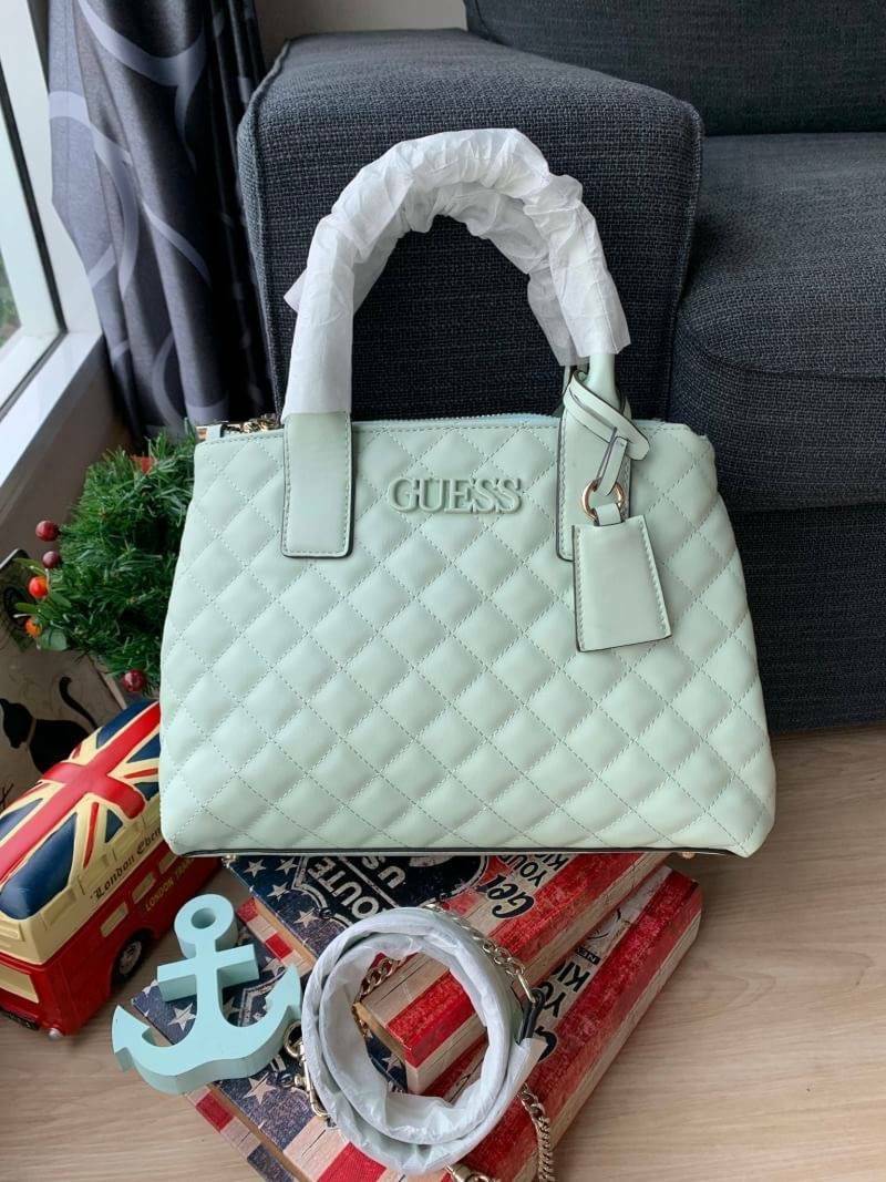 Guess Elliana Quilted-Look Handbag กระเป๋าสะพายรุ่นใหม่ล่าสุดจาก Guess วัสดุหนังนิ่มเรียบ แต่งลายตารางสวยดูมีดีเทล ขนาดกำลังดี น้ำหนักเบา ด้านหน้าประดับโลโก้แบรนด์แบบนูน มีช่องใส่ของหลายช่อง เปิดปิดด้วยกระดุมแม่เหล็กและช่องซิป ภายกว้างมีช่องใส่ของแยกเป็นส
