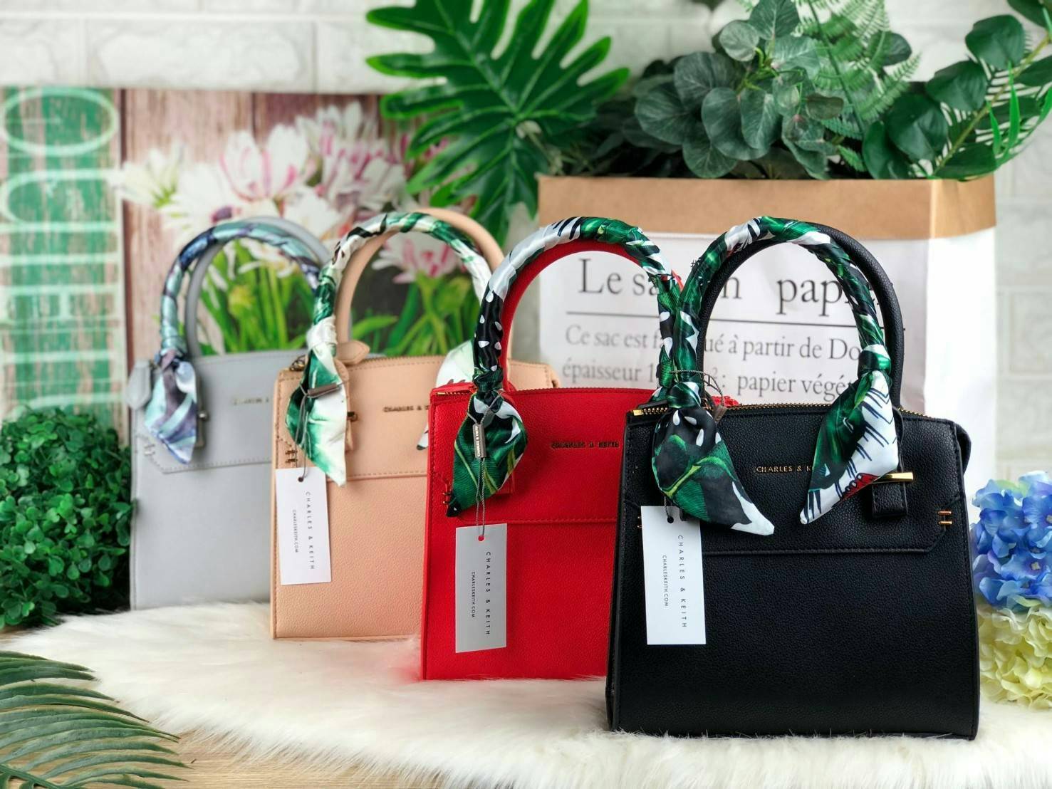 New arrival!! CHARLES & KEITH SCARF WRAPPED TOP HANDLE BAG รุ่นใหม่ชนช็อป กระเป๋าถือ/สะพายวางอยู่ทรง มีหมุดรองฐานซ้ายขวา ที่หูหิ้วกระเป๋ามีผ้าพันสวยงาม เปิดปิดด้วยซิป ด้านในกว้างจุของได้พอสมควร ใส่ iPhone plus และกระเป๋าเงินใบกลางได้ค่า มาพร้อมสายสะพายยาว