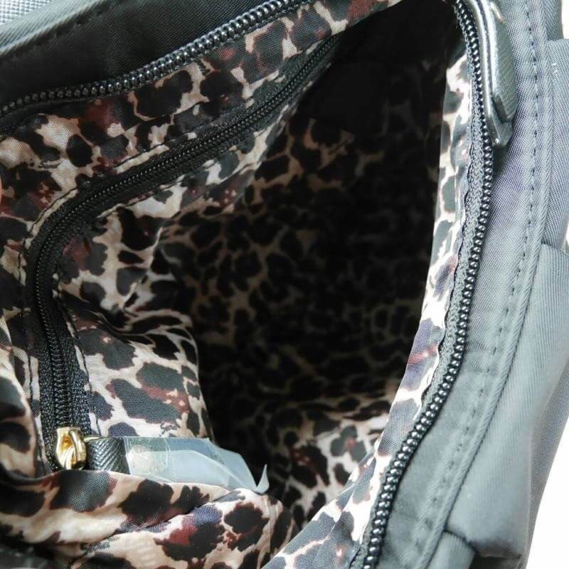 New!! Victoria Secret 2018 nylon crossbody bag กระเป๋าสะพายข้างทรงเก๋ วัสดุ nylon เต็มใบ อะไหล่ทอง กันน้ำได้ เปิดปิดด้วยฝากระดุมจับจีบเล็กน้อย ตกแต่งโลโก้ VS และซิปอีกขั้นคะ ด้านในสวยหรู จุของได้กำลังดี บุผ้าปั้มลายเสือ sexy ลื่นนิ่มมือ สายยาวปรับระดับได้