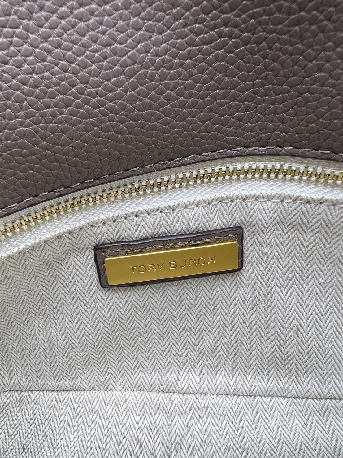 Tory Burch Britten Convertible Crossbody Bag กระเป๋าสะพายดีไซน์เรียบหรู เกรดออริ สลับแท้ 1:1 ใช้งานต่างประเทศได้