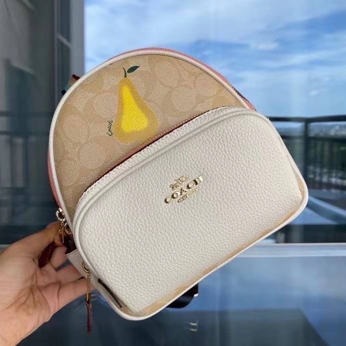 COACH Mini Court Backpack In Signature Canvas With Butterfly / With Radish C8259 C8257 🌈ต่อกันเลย สวยกันก่อน วางน้องไม่ลงเลยจริงๆค่าา😍 พร้อมส่ง! ยังไม่เข้าไทย กับกระเป๋าสะพายหลังแบบมีหูหิ้วในตัว บอกก่อนเลยว่าหนังของน้องทั้งนิ่ม ทั้งสวย อย่