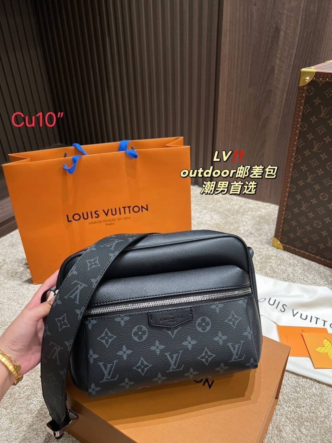 LV Outdoor Messenger Bag Monogram canvas Taiga กระเป๋าสะพายทรงแมสเซ็นเจอร์หนังไทก้า พิมพ์ลายโมโนแกรมช่องหน้า สวยหรูคลาสสิก ขนาดใบกำลังดี ไอเท็มใหม่ที่สามารถใช้ได้ everyday รีบจัดก่อนใครได้เลย!