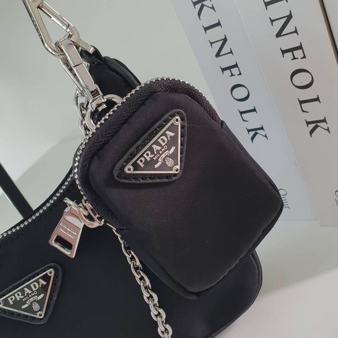 BEST SELLER!! **กำลังมาแรงมากค่ะ กับแบรนด์ PRADA ใบเดียวคุ้มมากค่ะ อุปกรณ์ ครบชุด **ซื้อ1ได้ถึง3ไอเท็ม ทั้งสายยาว และกระเป๋าใส่เหรียญ และป้ายแท็คหนัง อย่างดี **อะไหล่ปั้มแบรนด์แท้ทุกจุด วัสดุทำจากผ้า Nylon อย่างดี กันน้ำได้ อยู่ทรงสวย สามารถใส่กระเป๋าตังค